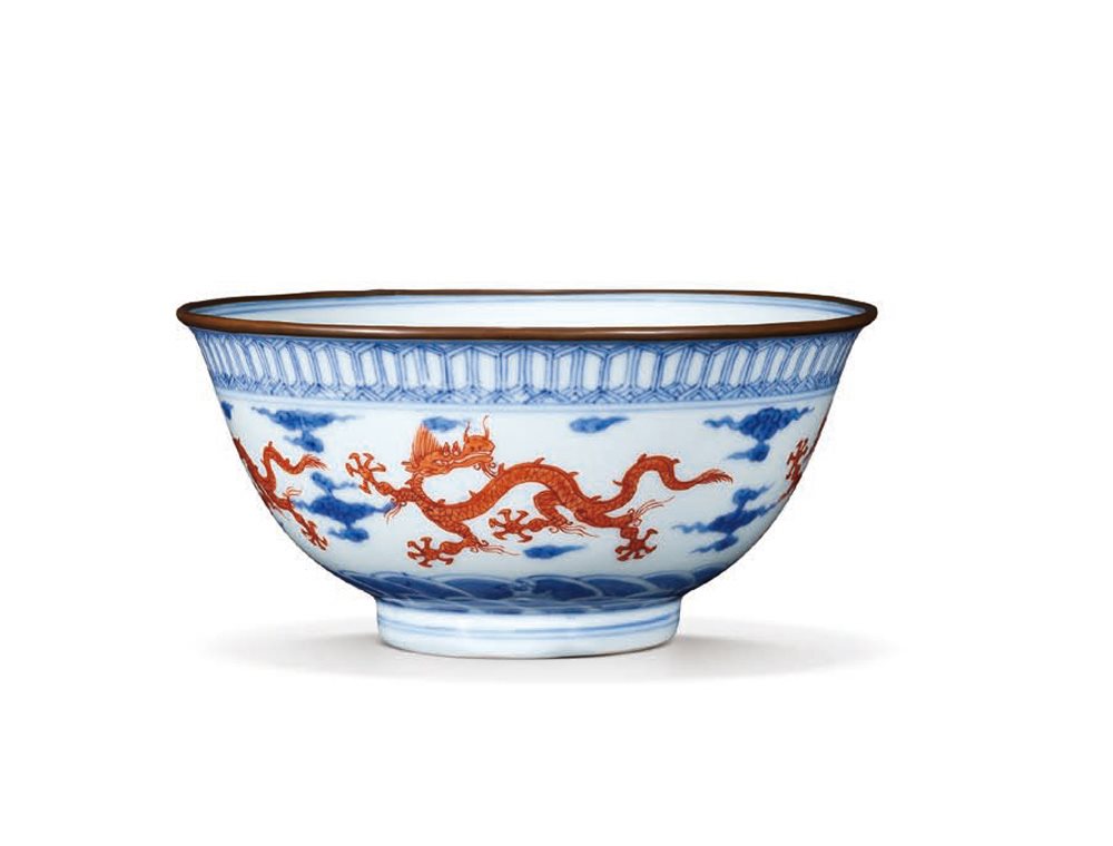 青花矾红海水龙纹碗
