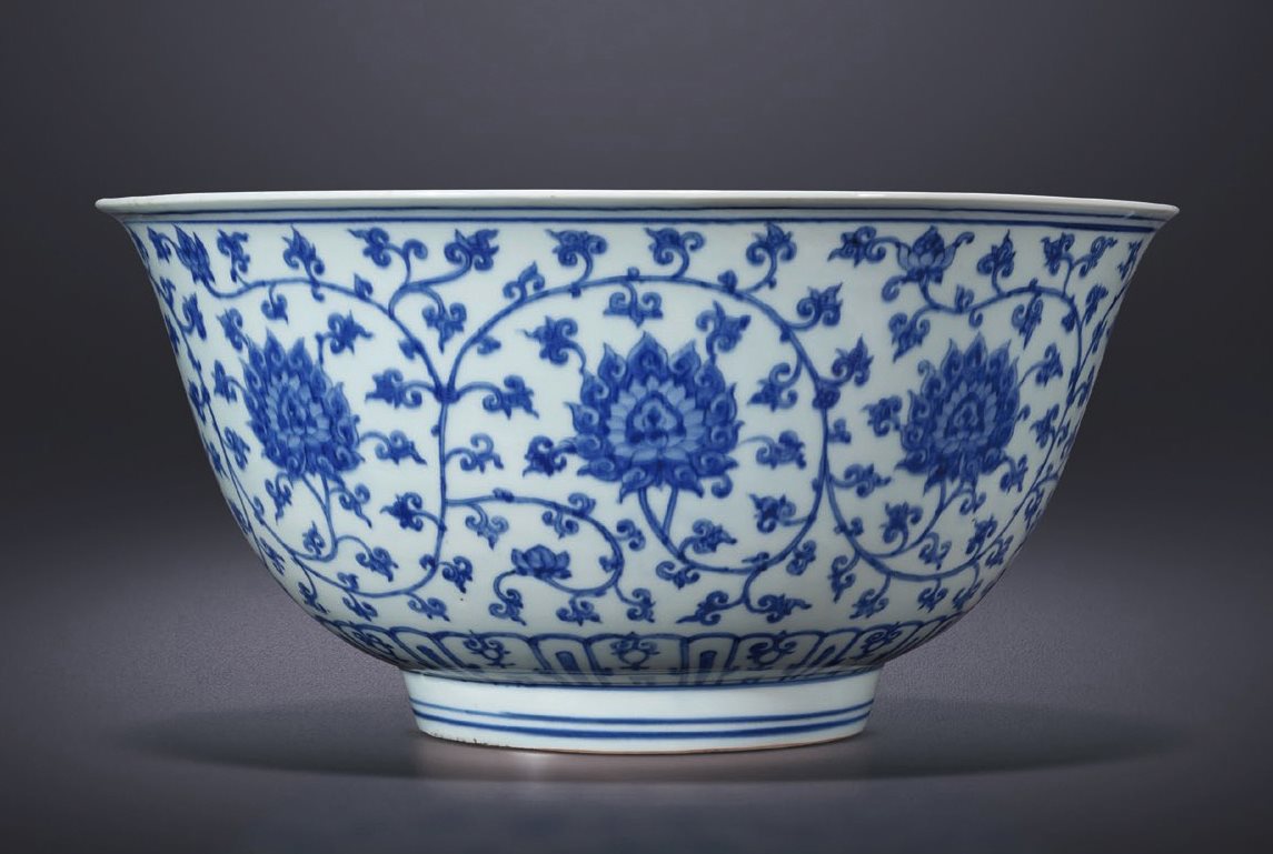 青花缠枝莲纹大碗