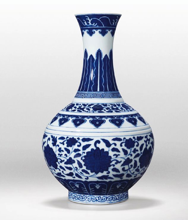 青花缠枝莲纹赏瓶