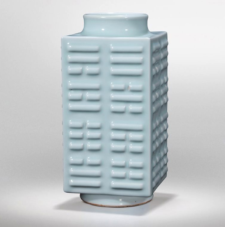 粉青釉八卦纹琮式瓶