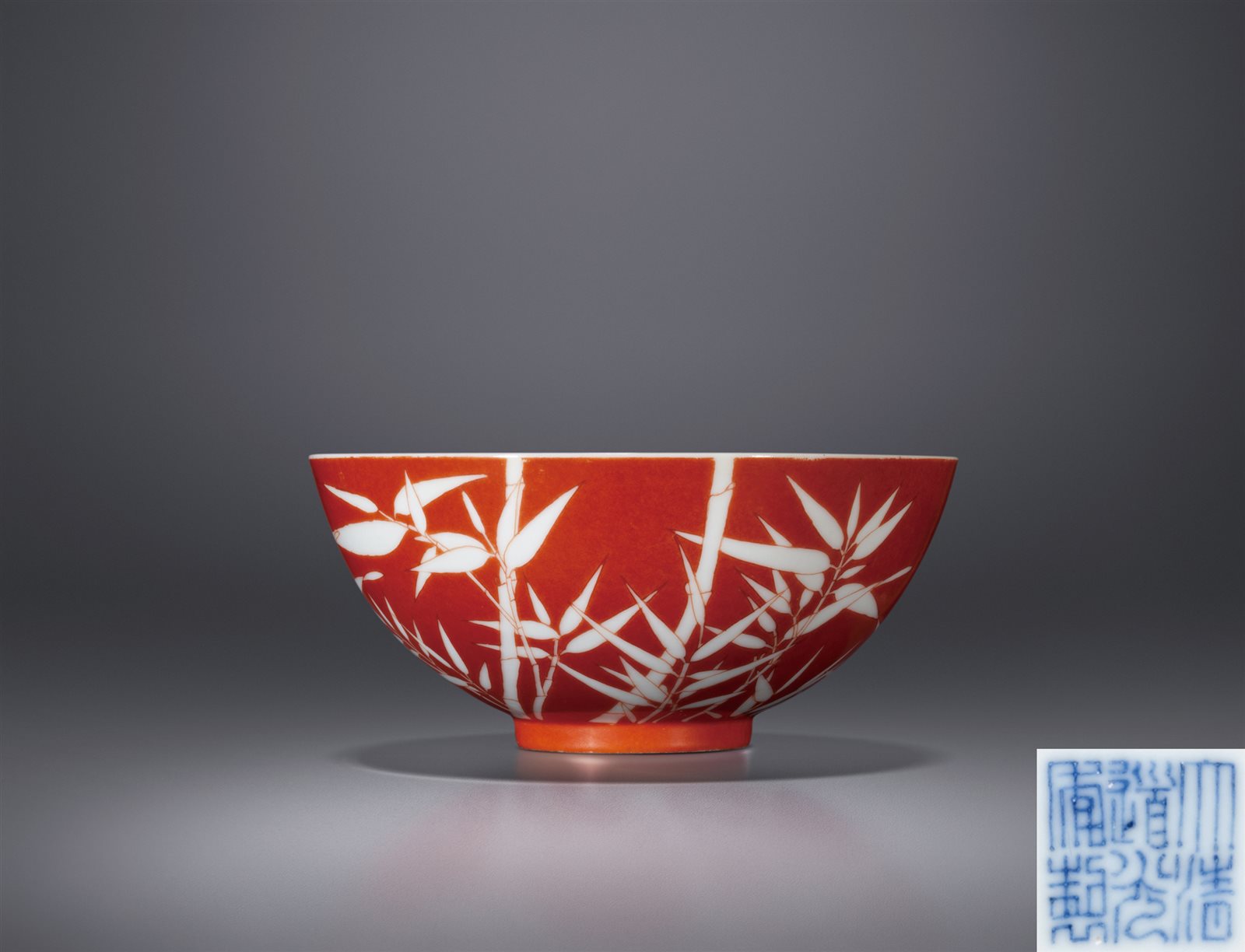 珊瑚红地留白竹纹碗