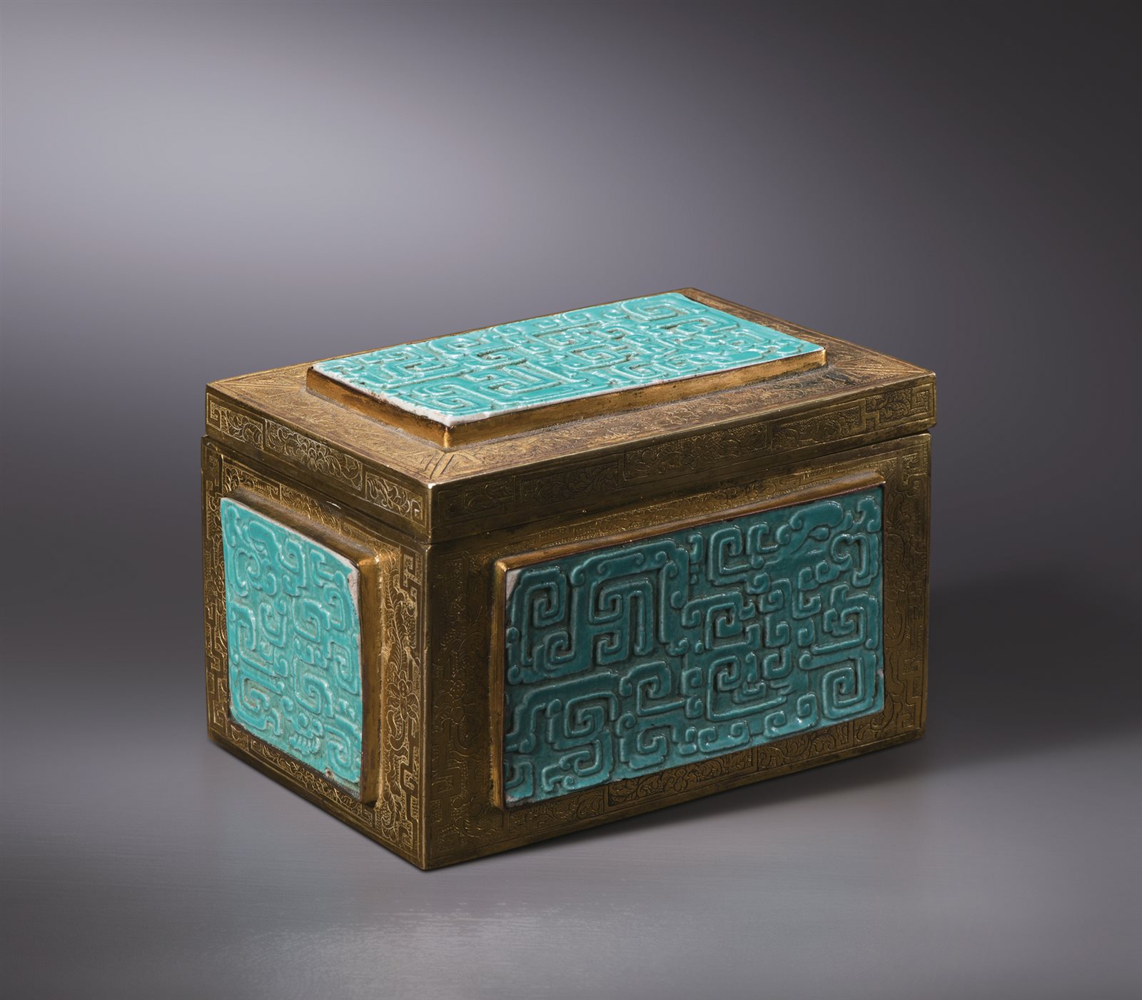 铜鎏金錾花镶松石绿釉夔龙纹瓷板盖盒