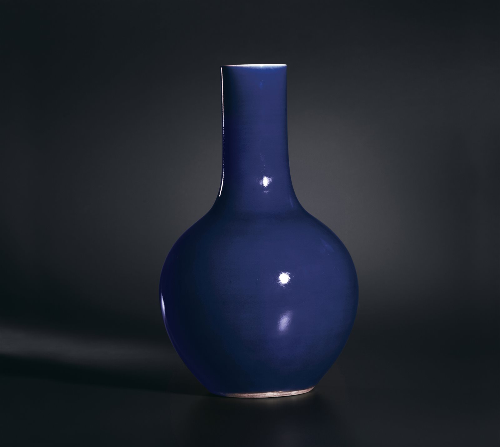 霁蓝釉天球瓶