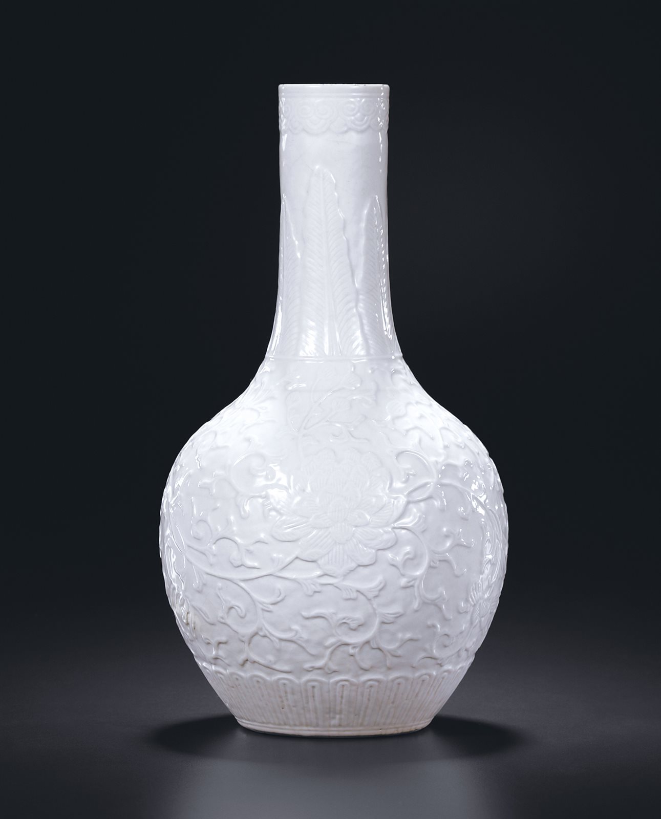 白釉模印缠枝花卉纹胆瓶