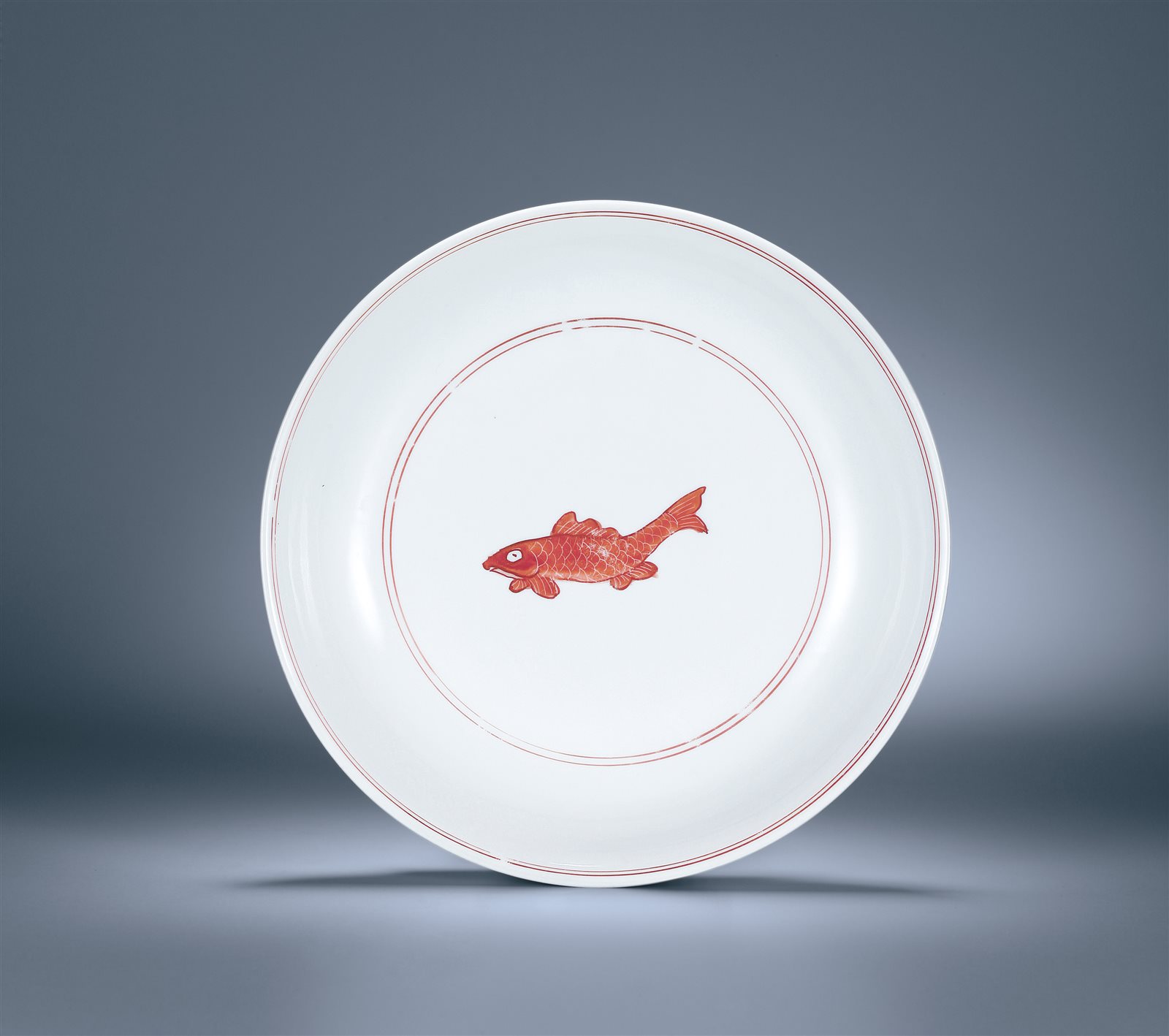 白地矾红彩五鱼纹盘(图录号：1189)