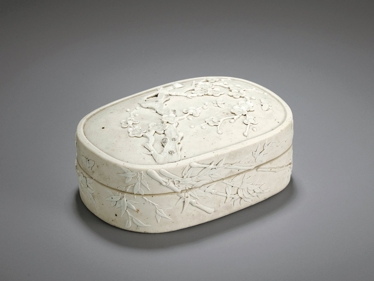 白釉雕瓷梅竹纹砚盒