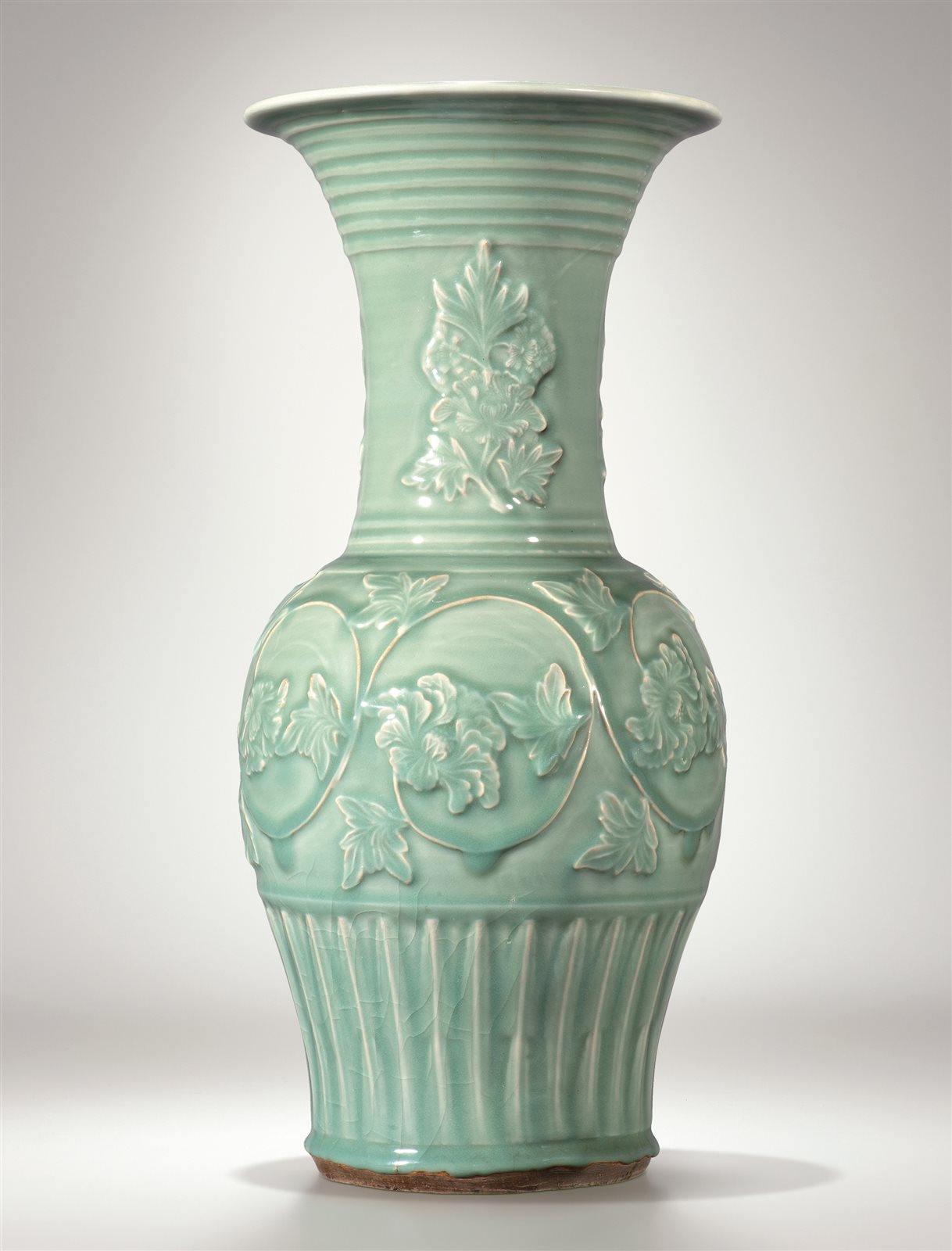 龙泉窑梅子青釉模印缠枝花卉纹觚