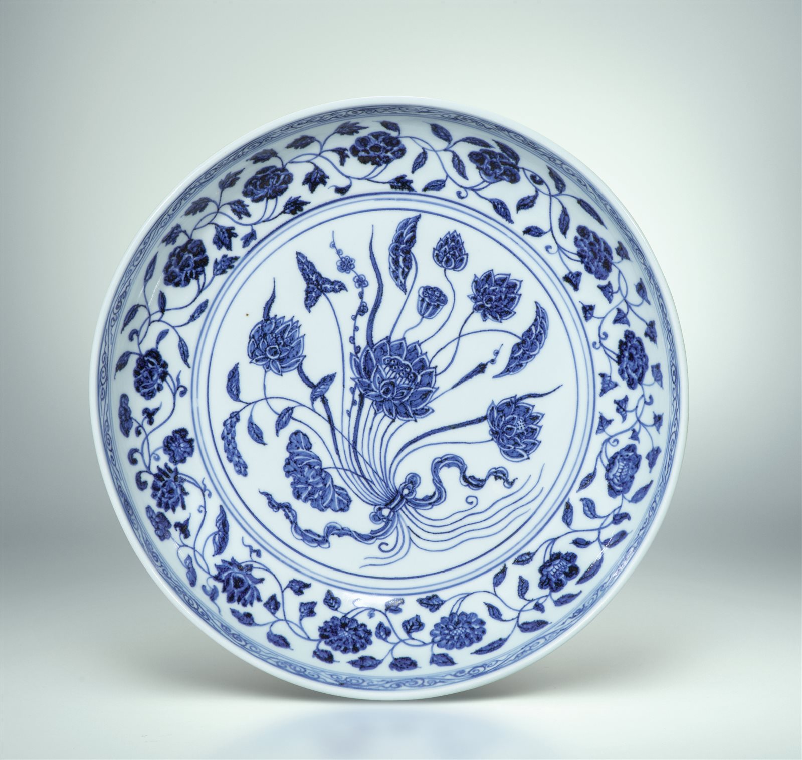 青花一束莲纹大盘