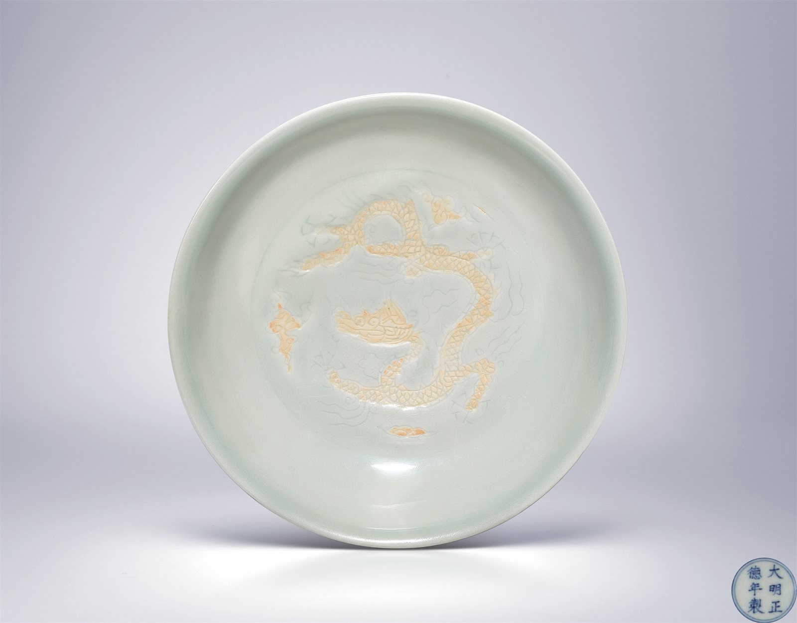 白釉素胎龙纹盘