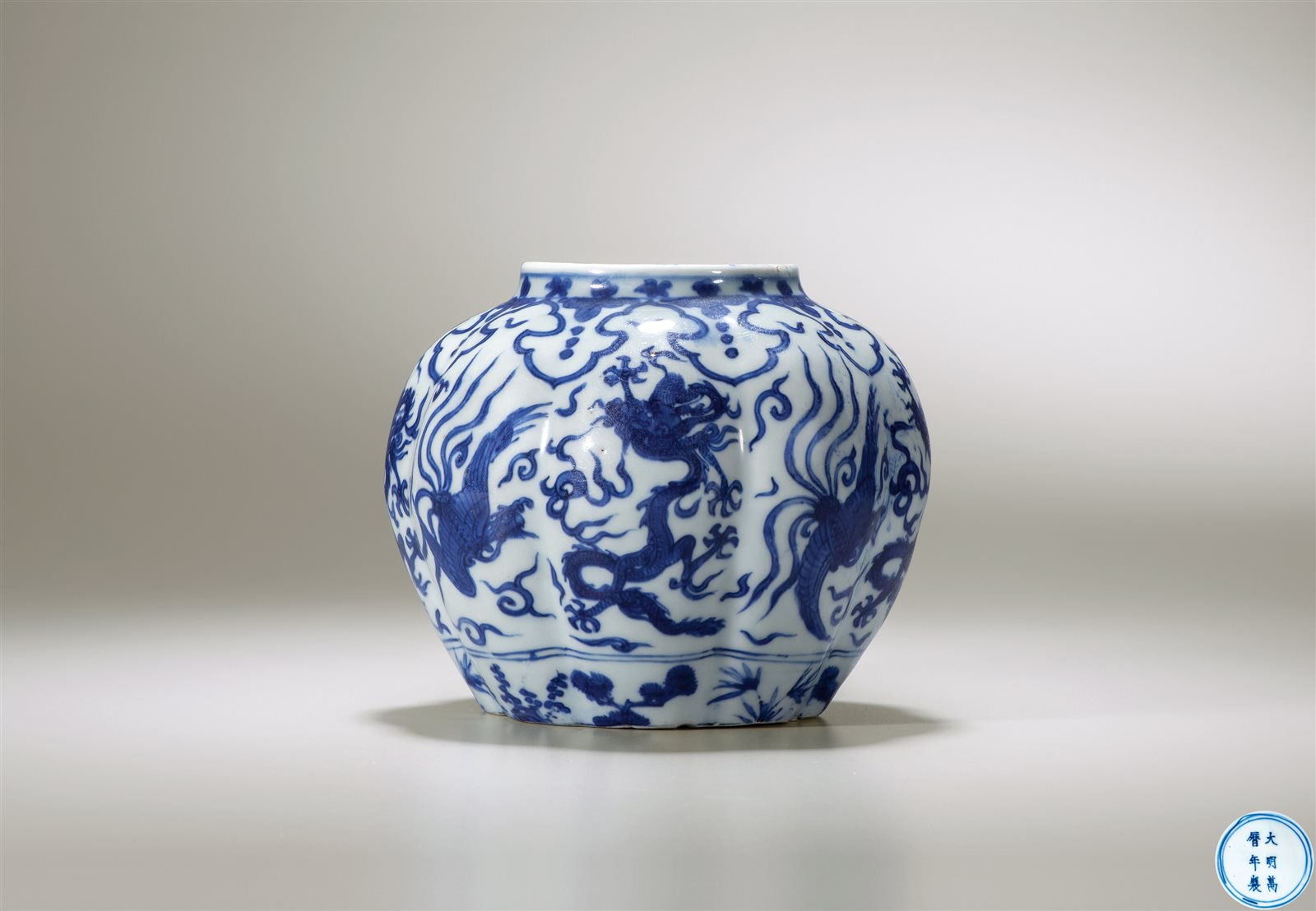 青花龙凤纹瓜楞罐