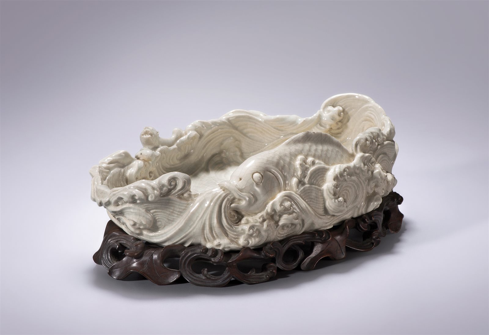 仿定白釉捏塑“富贵有余、福在眼前”纹洗