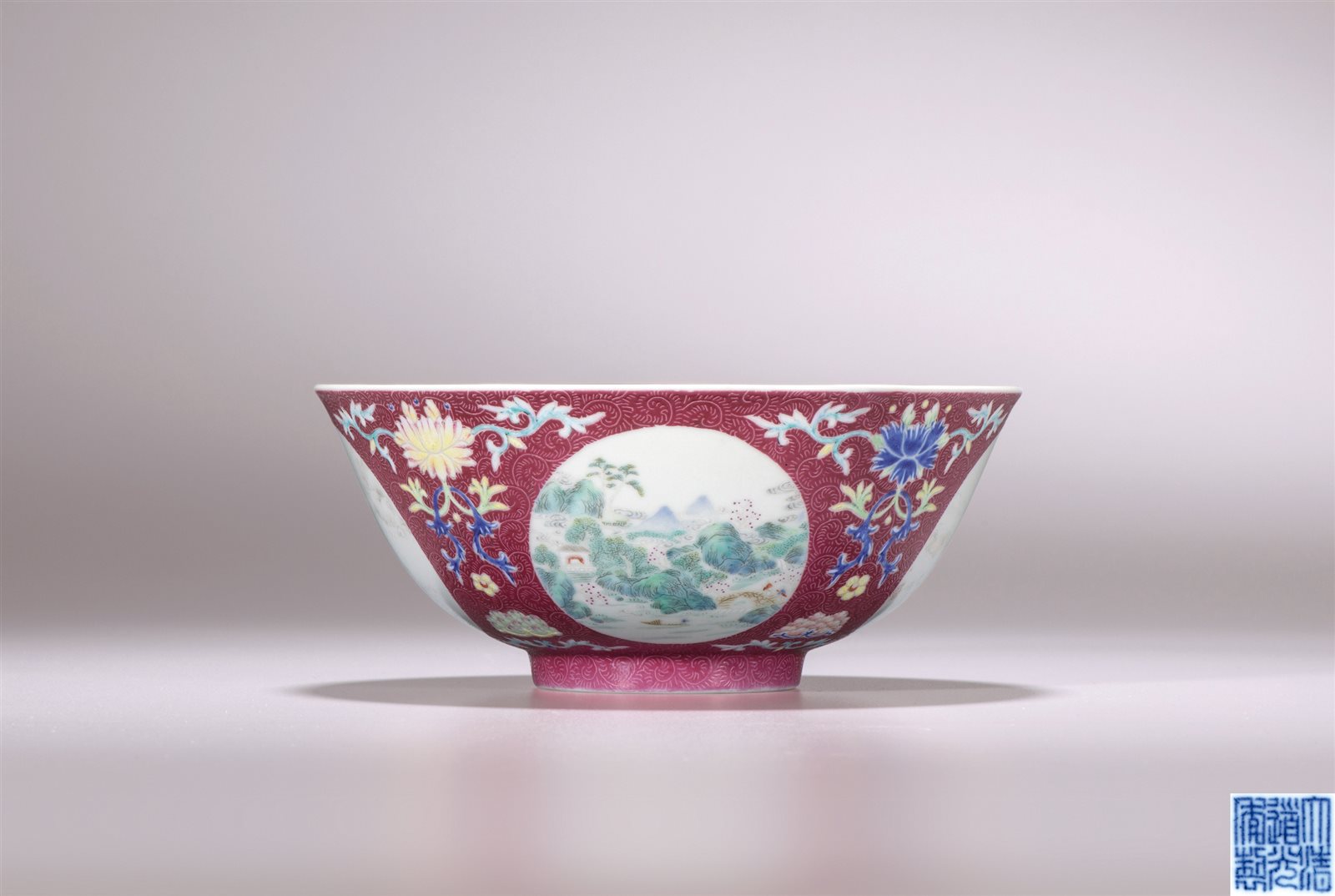 胭脂红地轧道开光雪景山水纹小碗