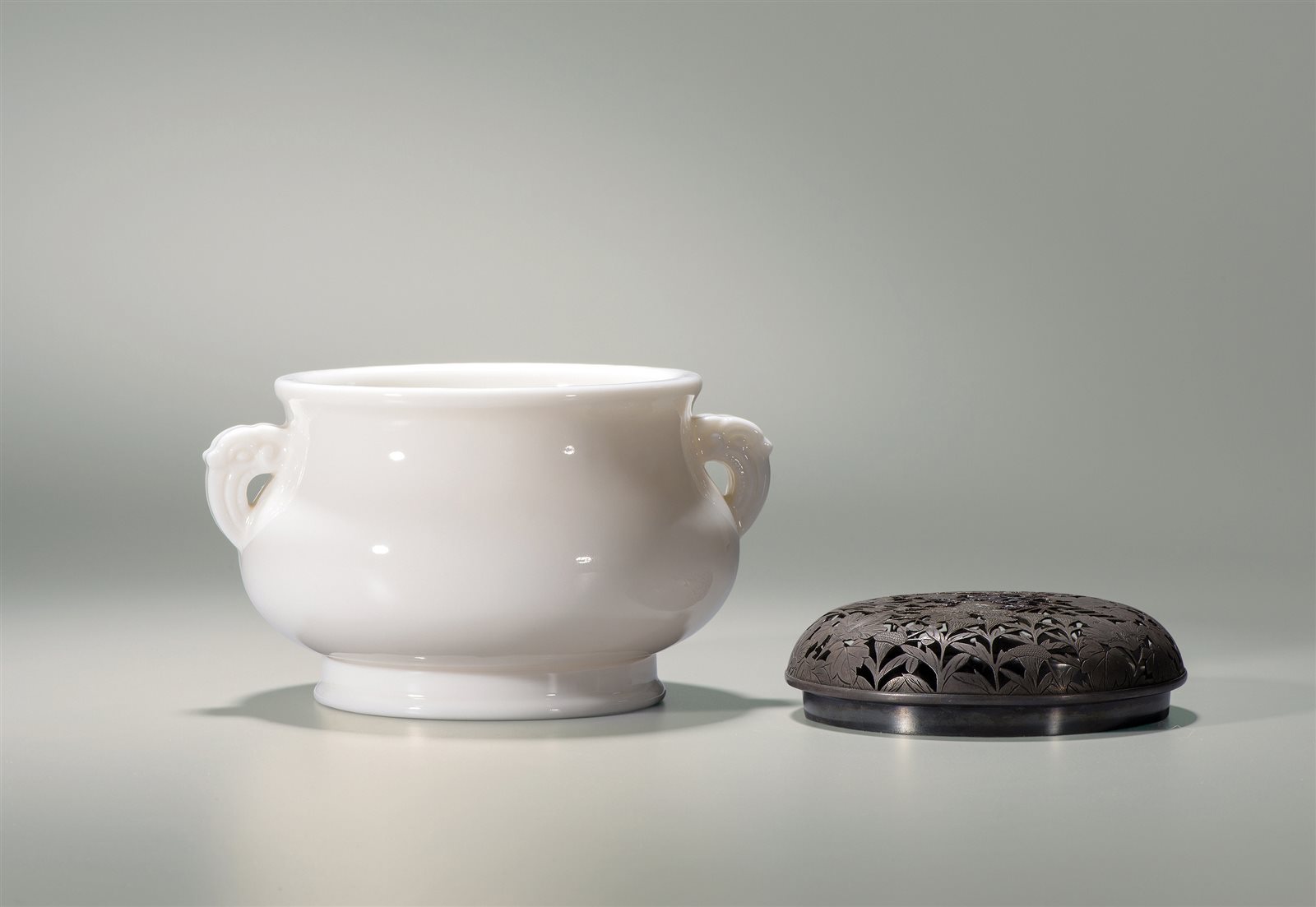 德化窑白釉双耳炉（图录号：948）