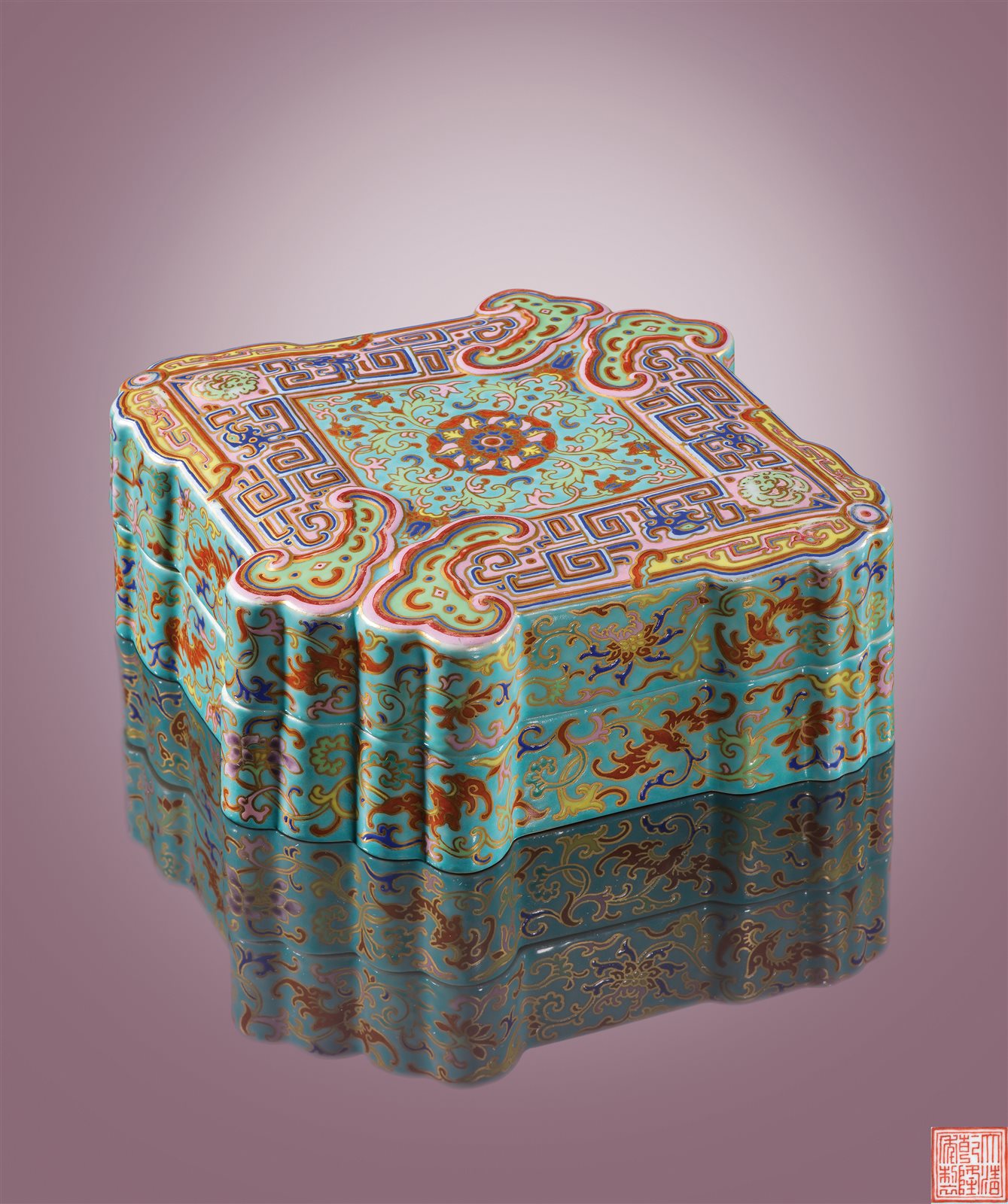松绿地洋彩莲蝠纹方胜式盖盒