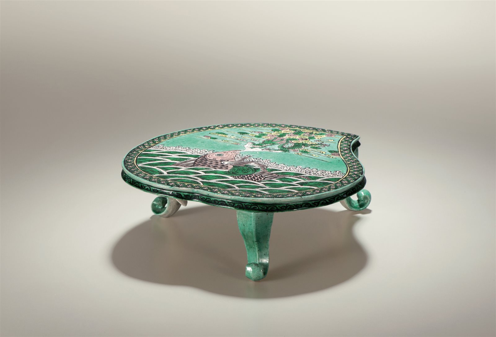 素三彩鱼化龙纹桃形三足小几