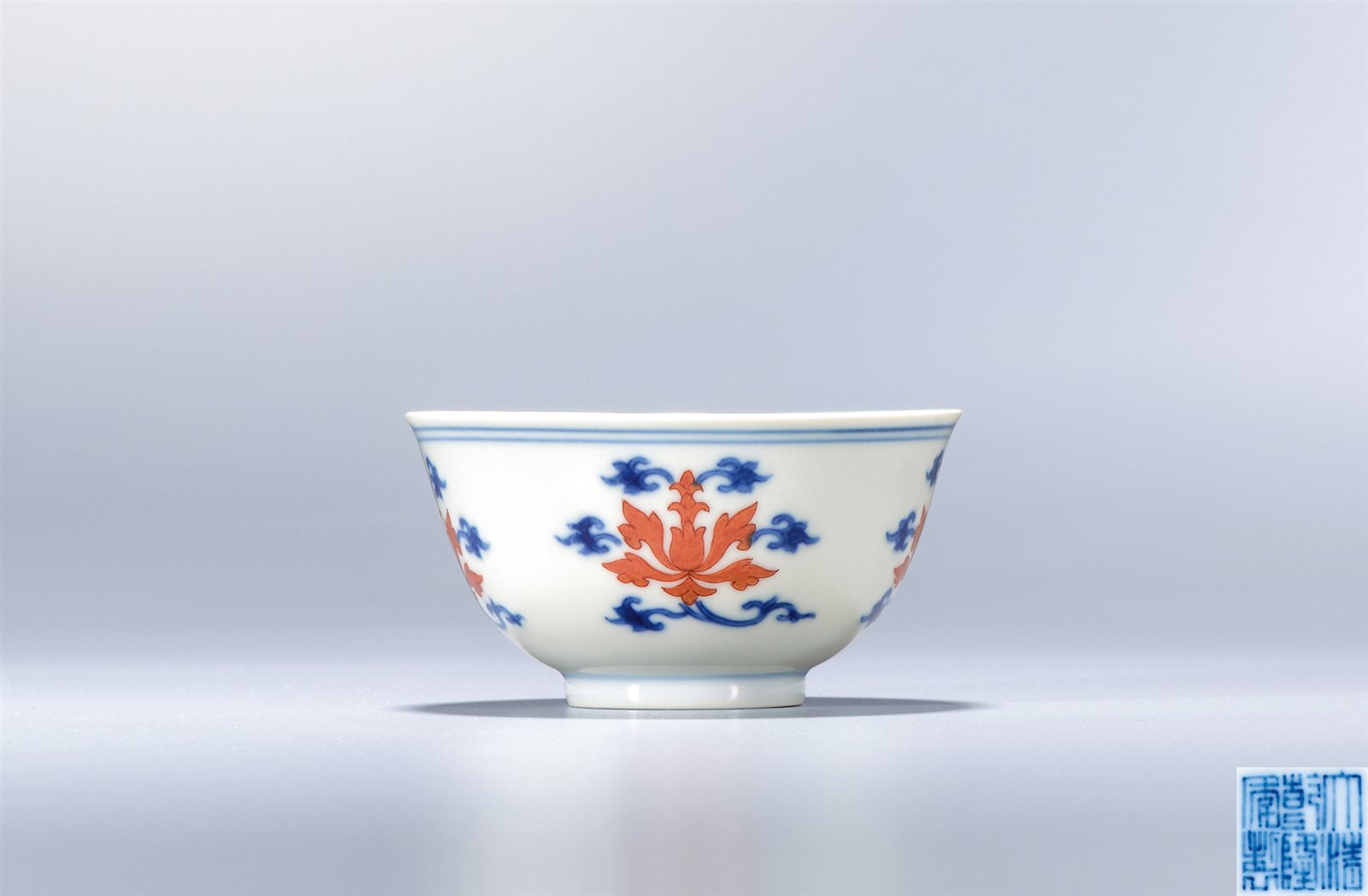 青花矾红宝相花纹杯