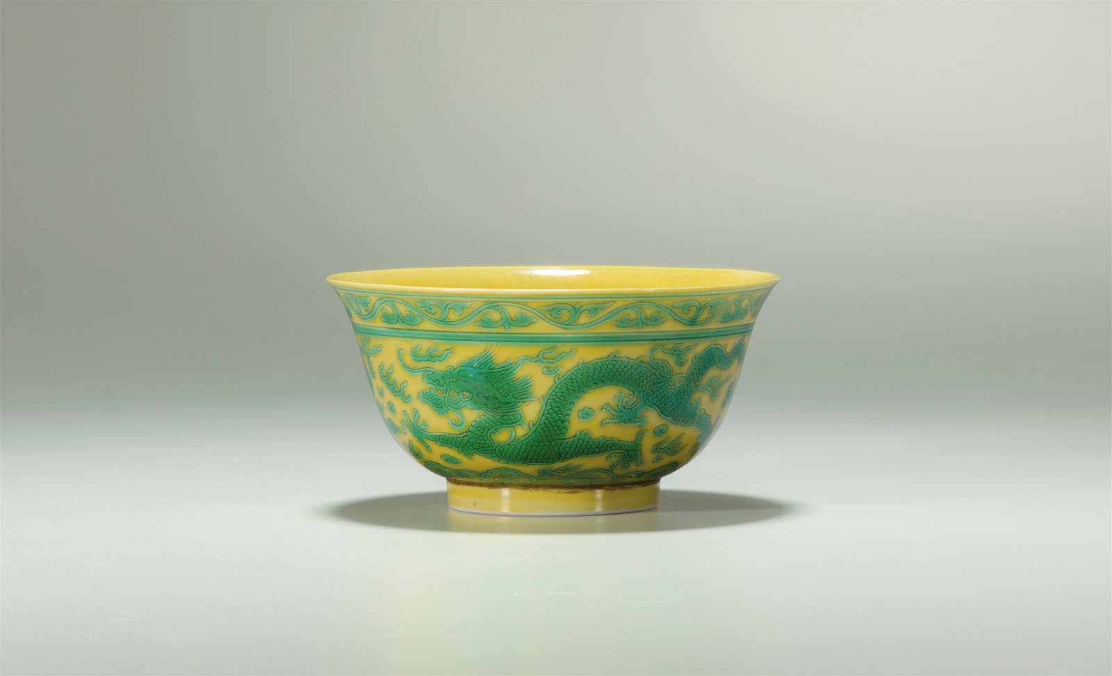 黄地绿彩暗刻云龙纹茶碗