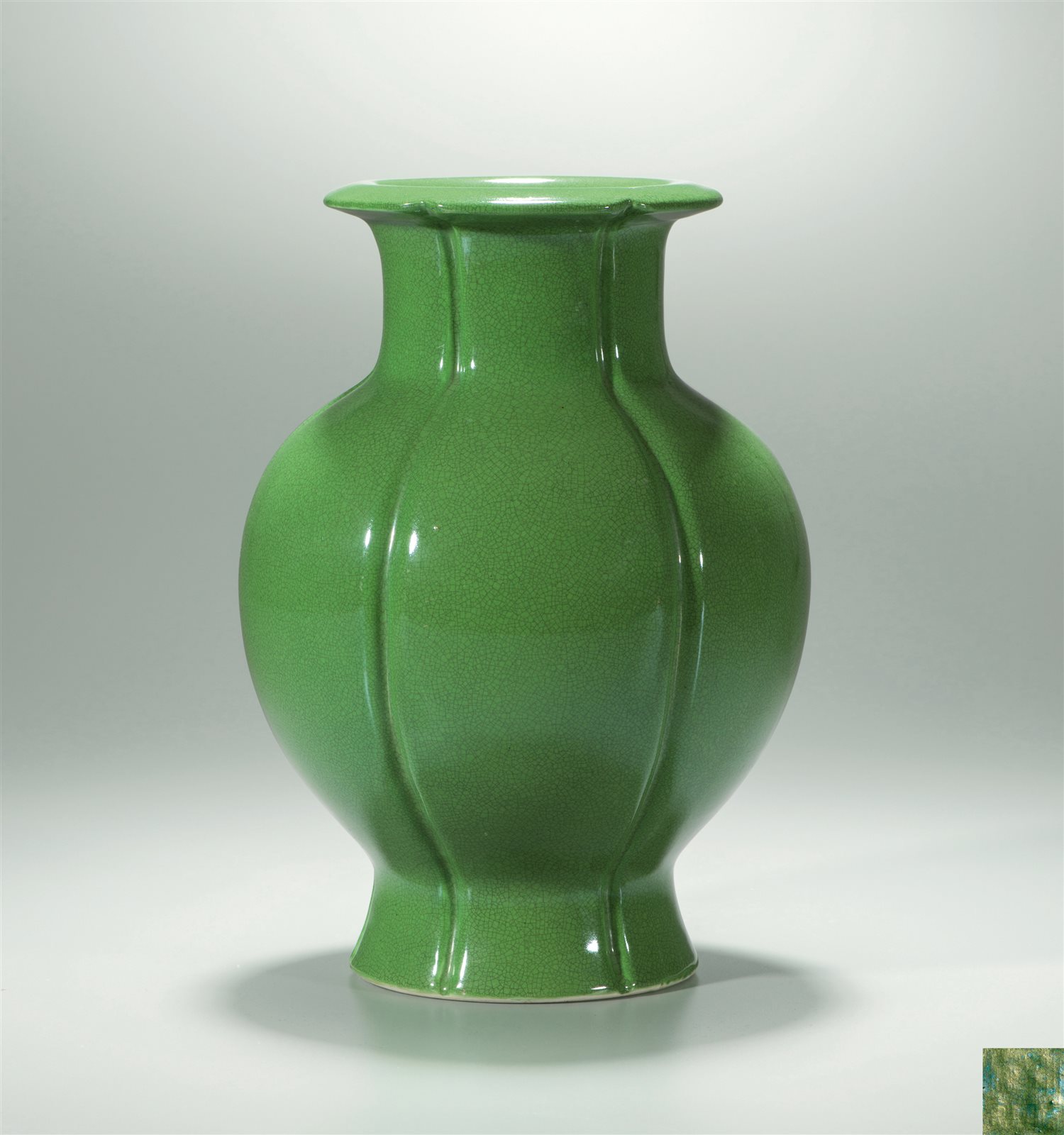 鱼子绿釉石榴尊