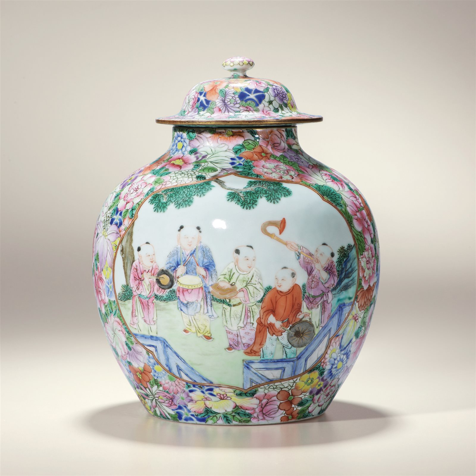 粉彩万花锦地开光婴戏图盖罐(图录号：998)