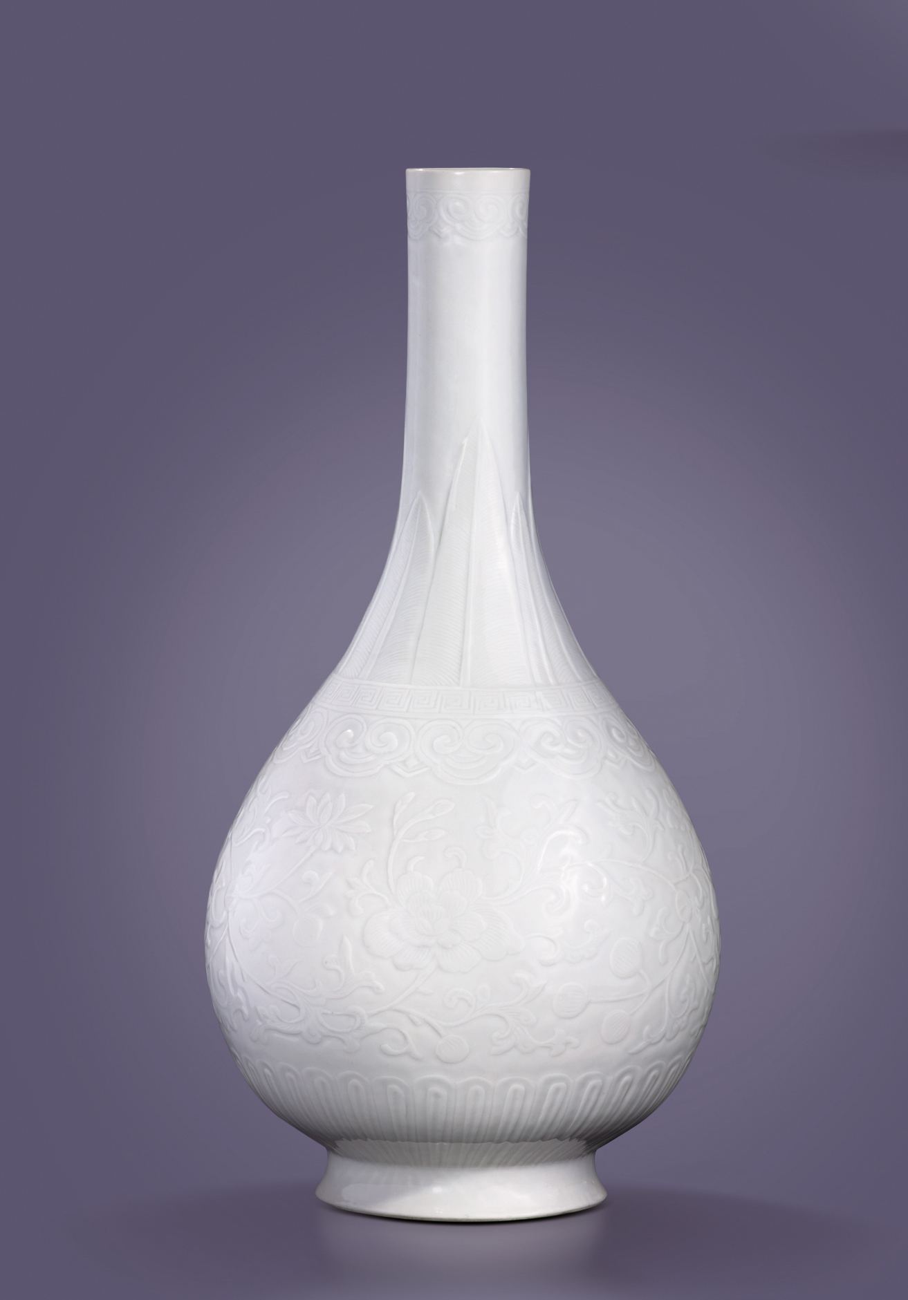 白釉浮雕缠枝花卉纹胆瓶