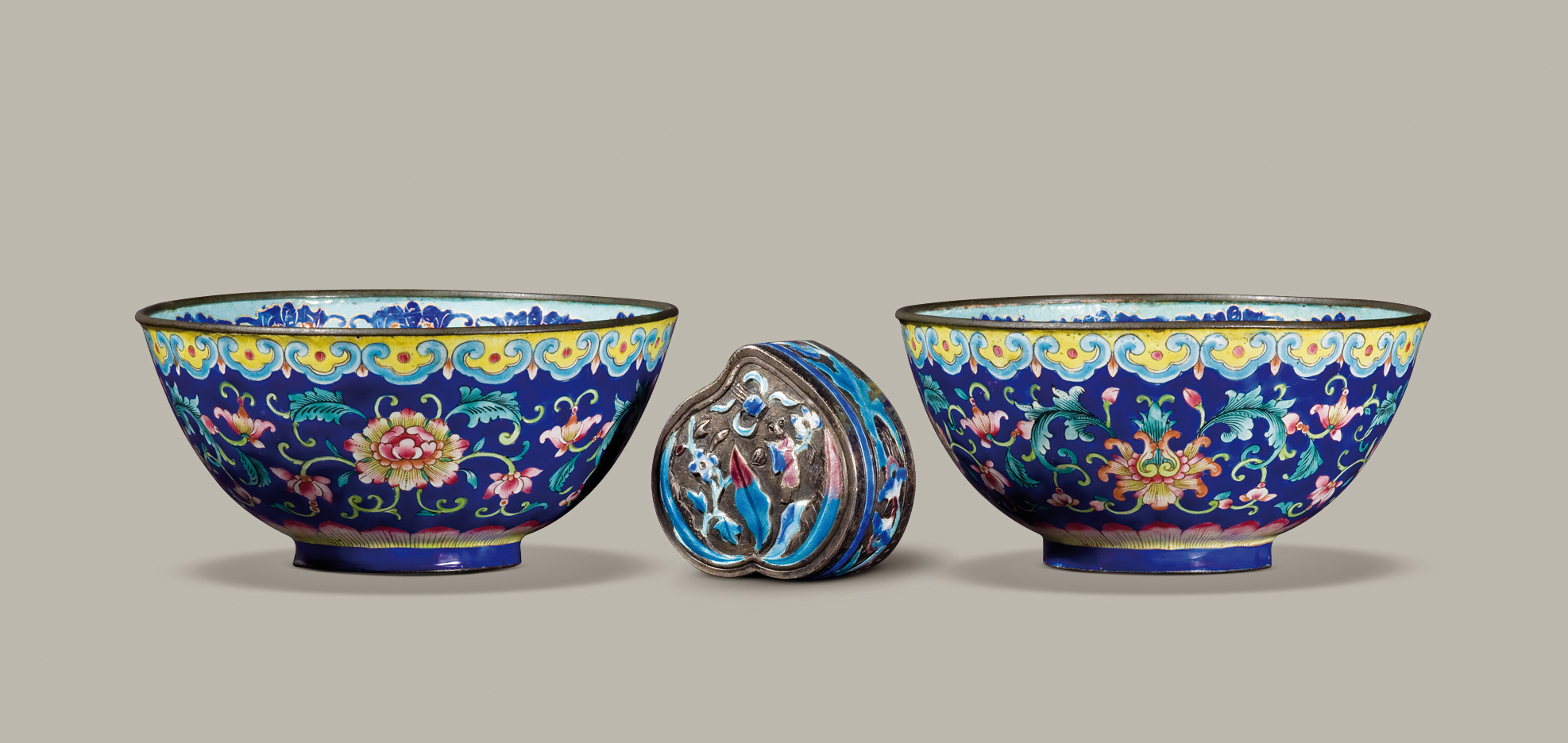 铜胎画珐琅蓝地花卉纹碗一对及银胎烧蓝桃形盖盒