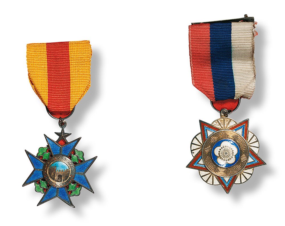 民国铜制鎏金珐琅奖章二枚