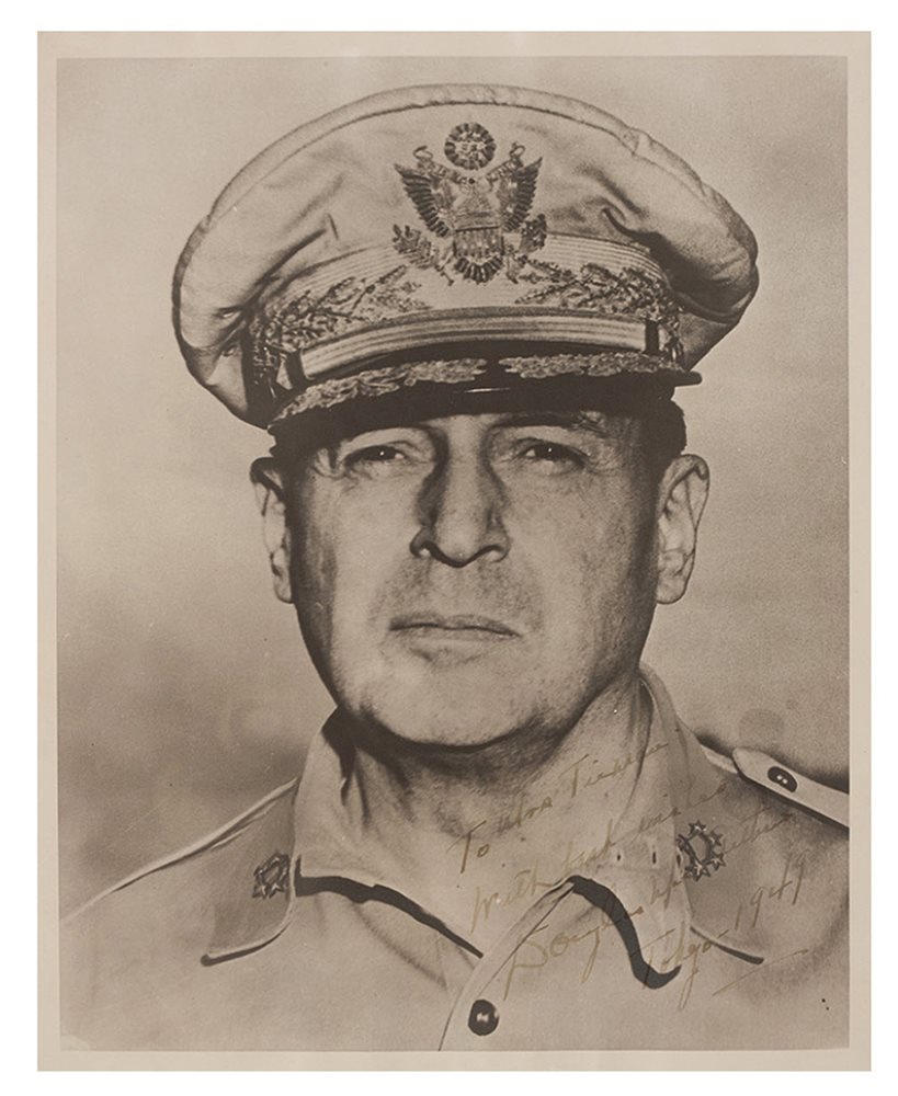 美国著名陆军五星上将麦克阿瑟亲笔签名照片