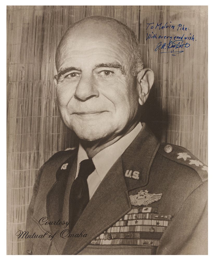 执行首次轰炸东京任务的美国空军上将杜立特签名照
