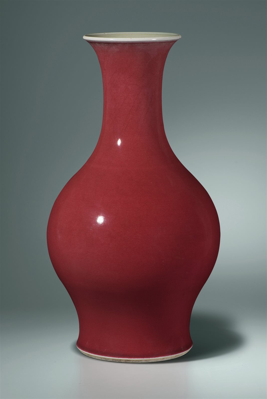 霁红釉橄榄瓶（图录号：111）