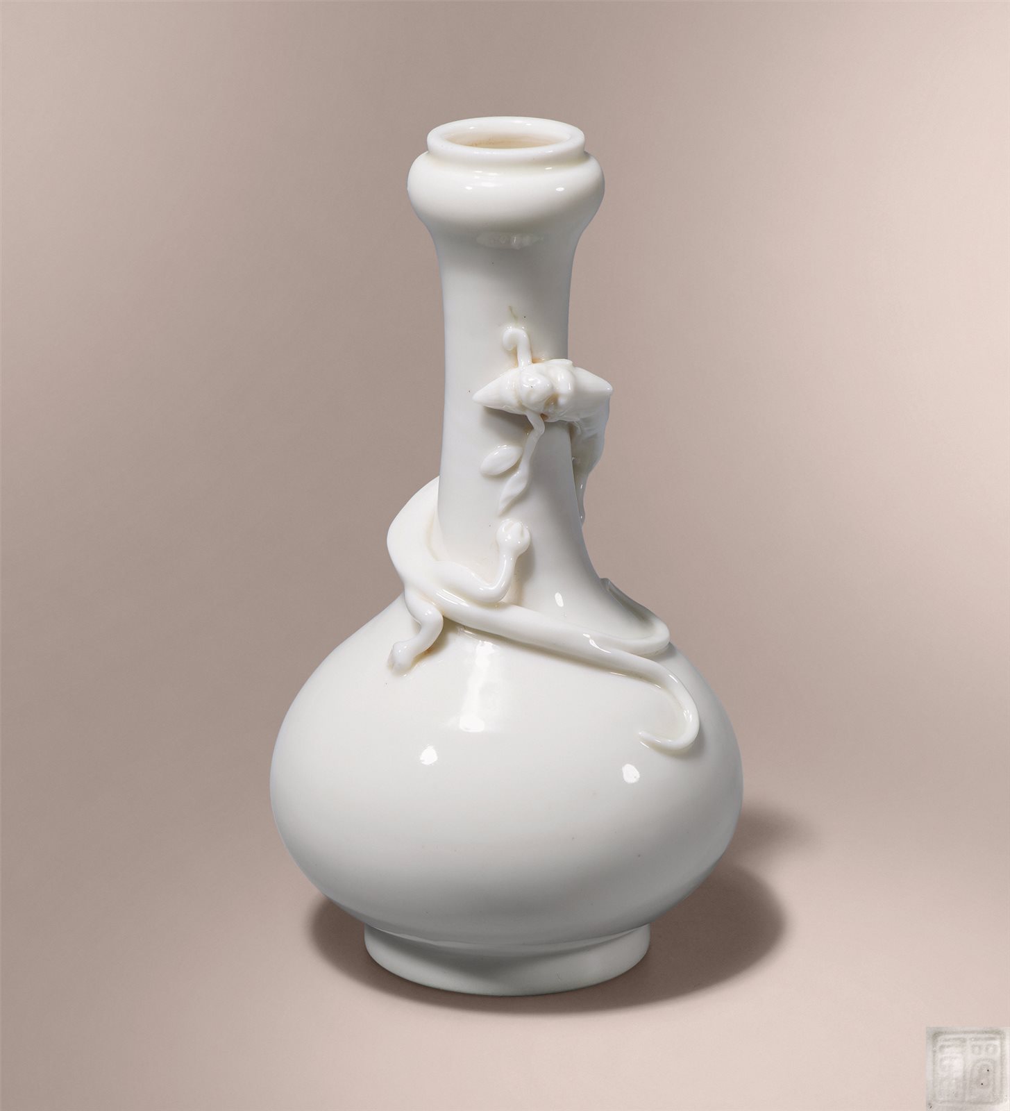 德化窑白釉捏塑盘螭龙蒜头瓶（图录号：132）
