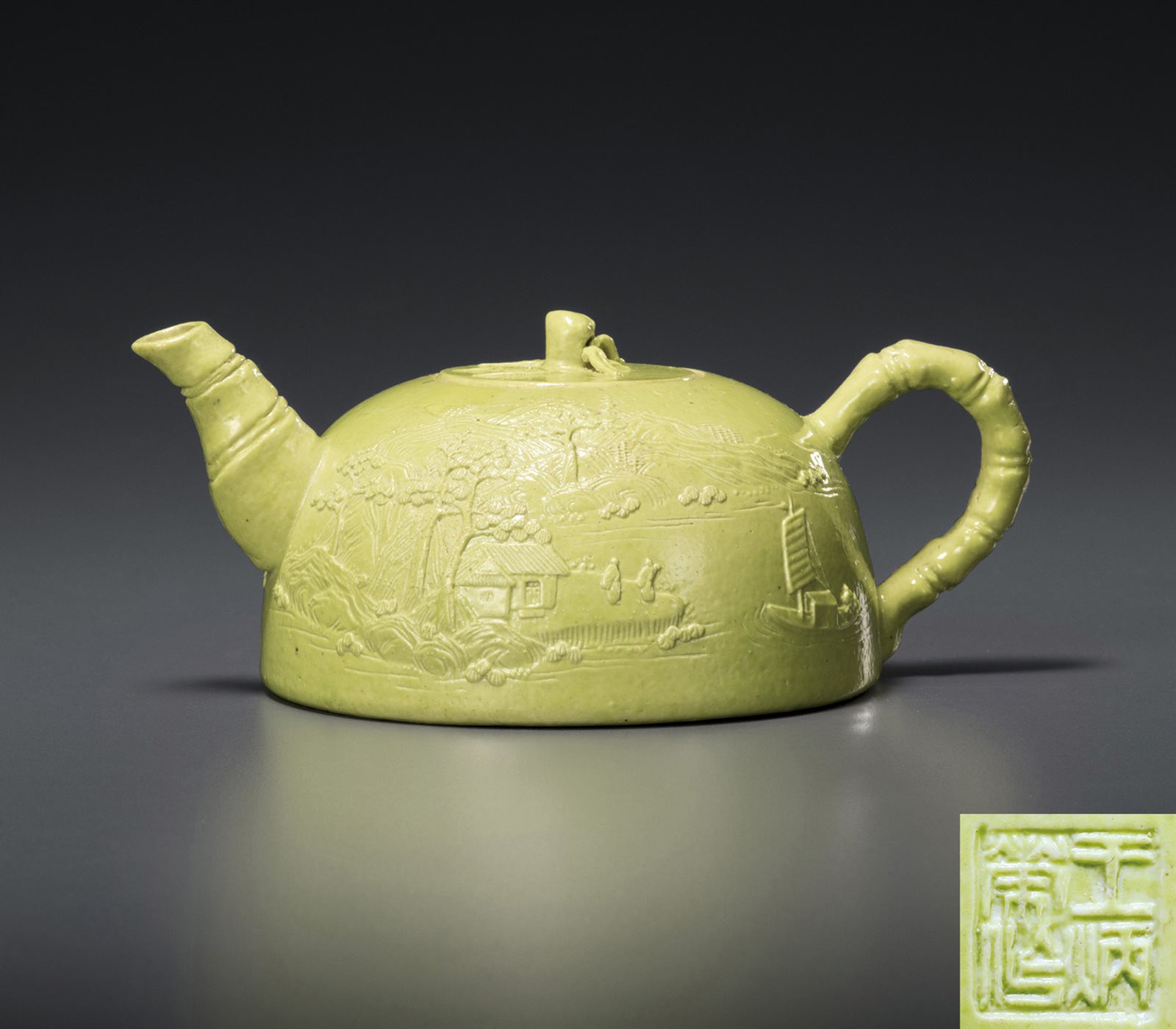 黄釉浮雕山水图茶壶