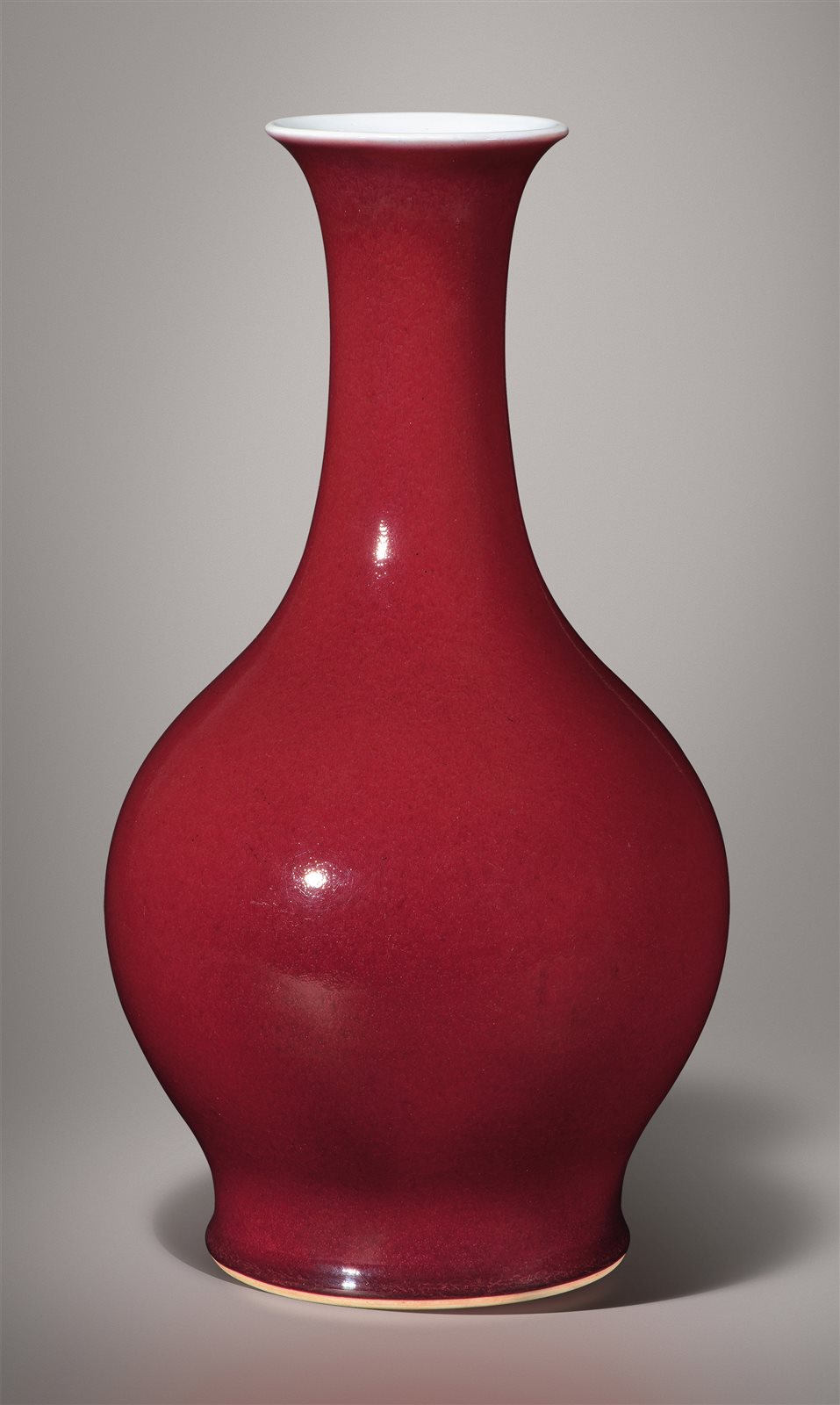霁红釉橄榄瓶