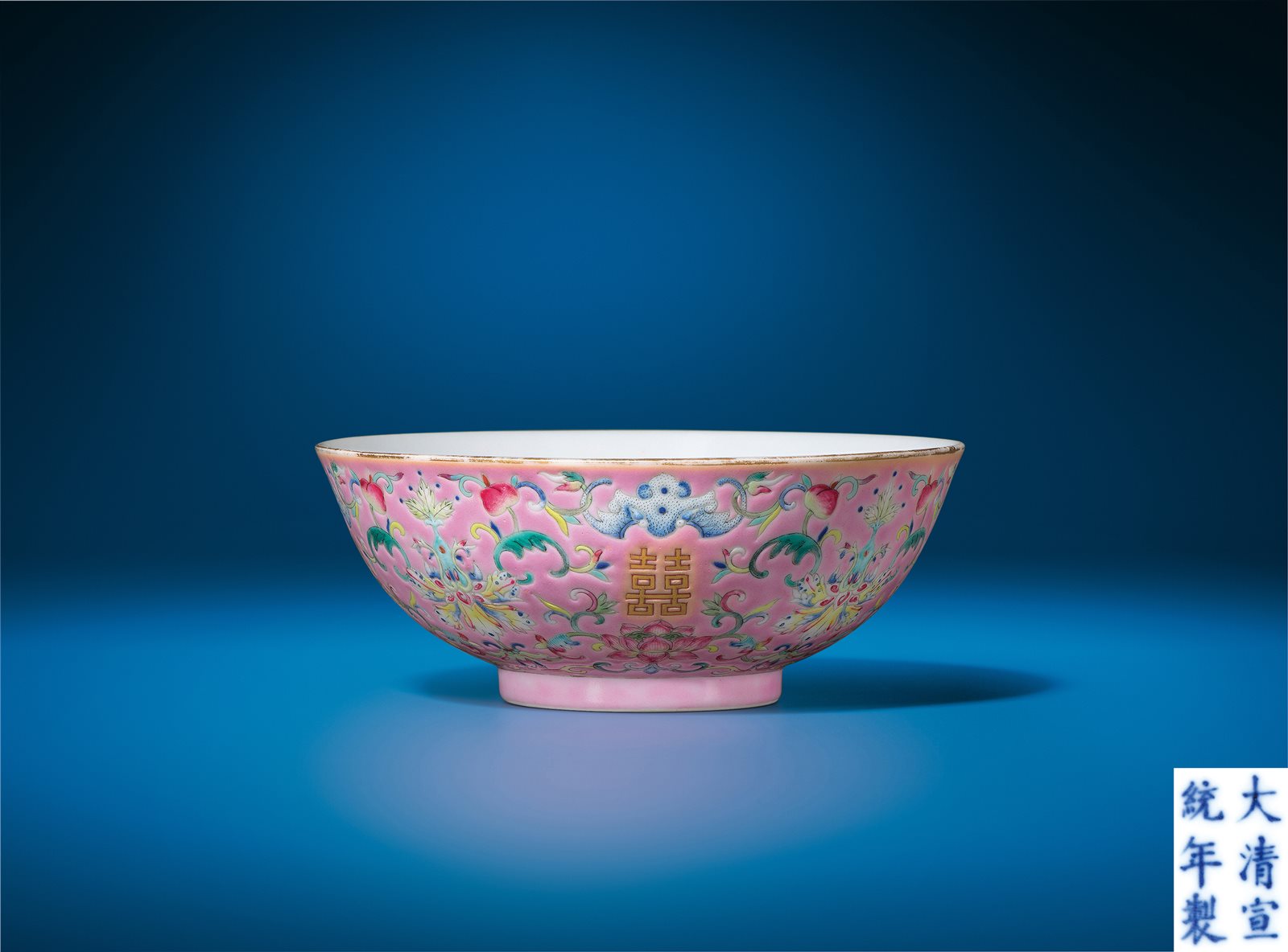 粉彩缠枝花卉纹碗
