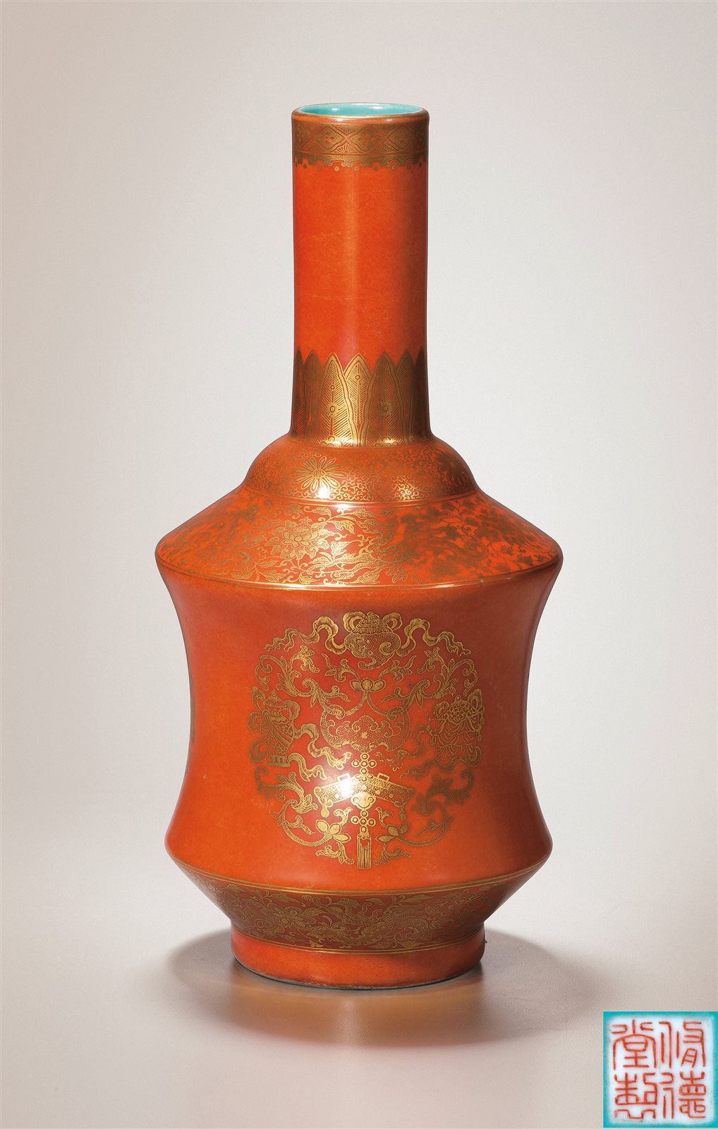 珊瑚红釉描金福庆吉祥纹长颈瓶