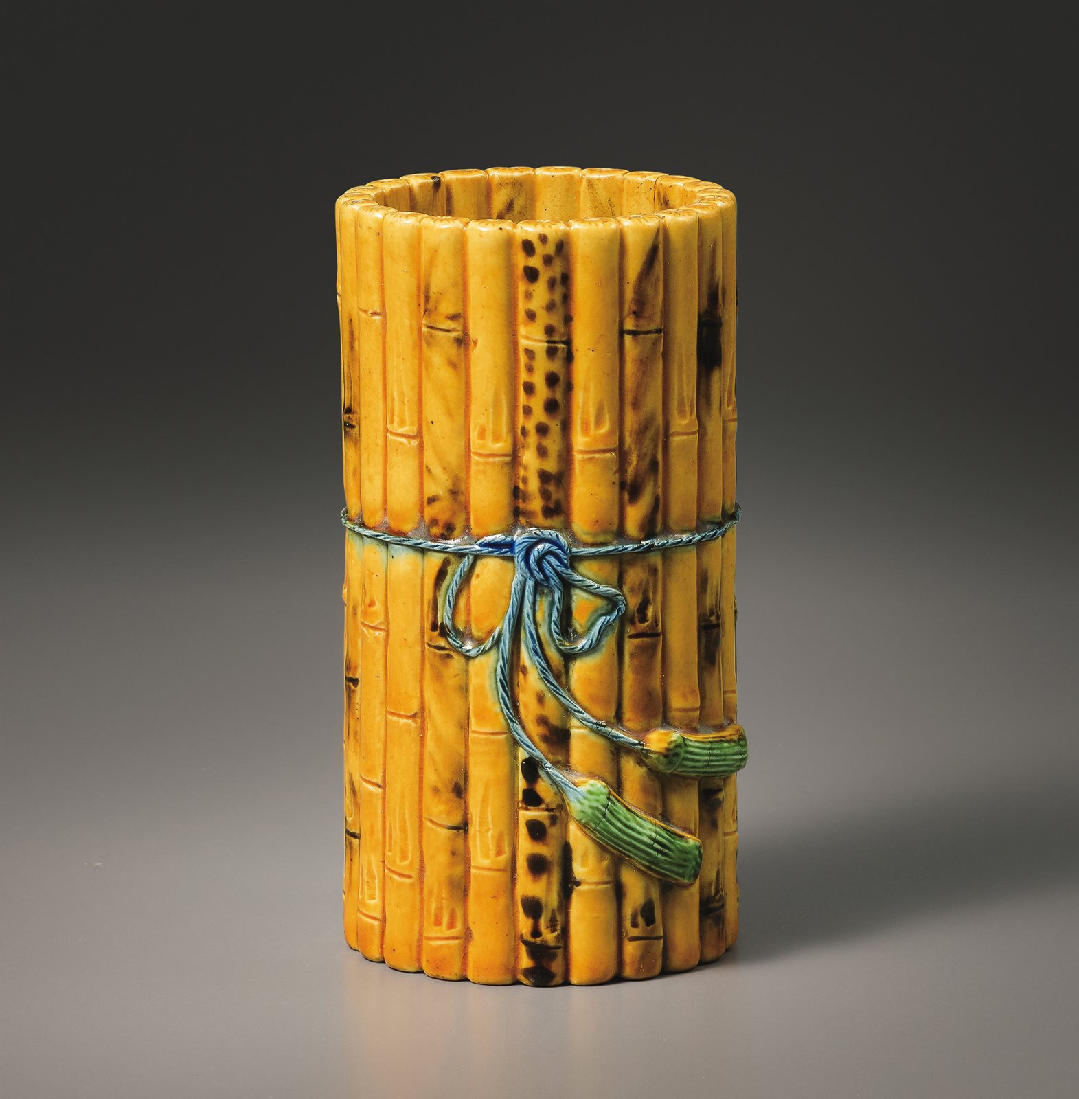 黄釉三彩绶带竹节形笔筒