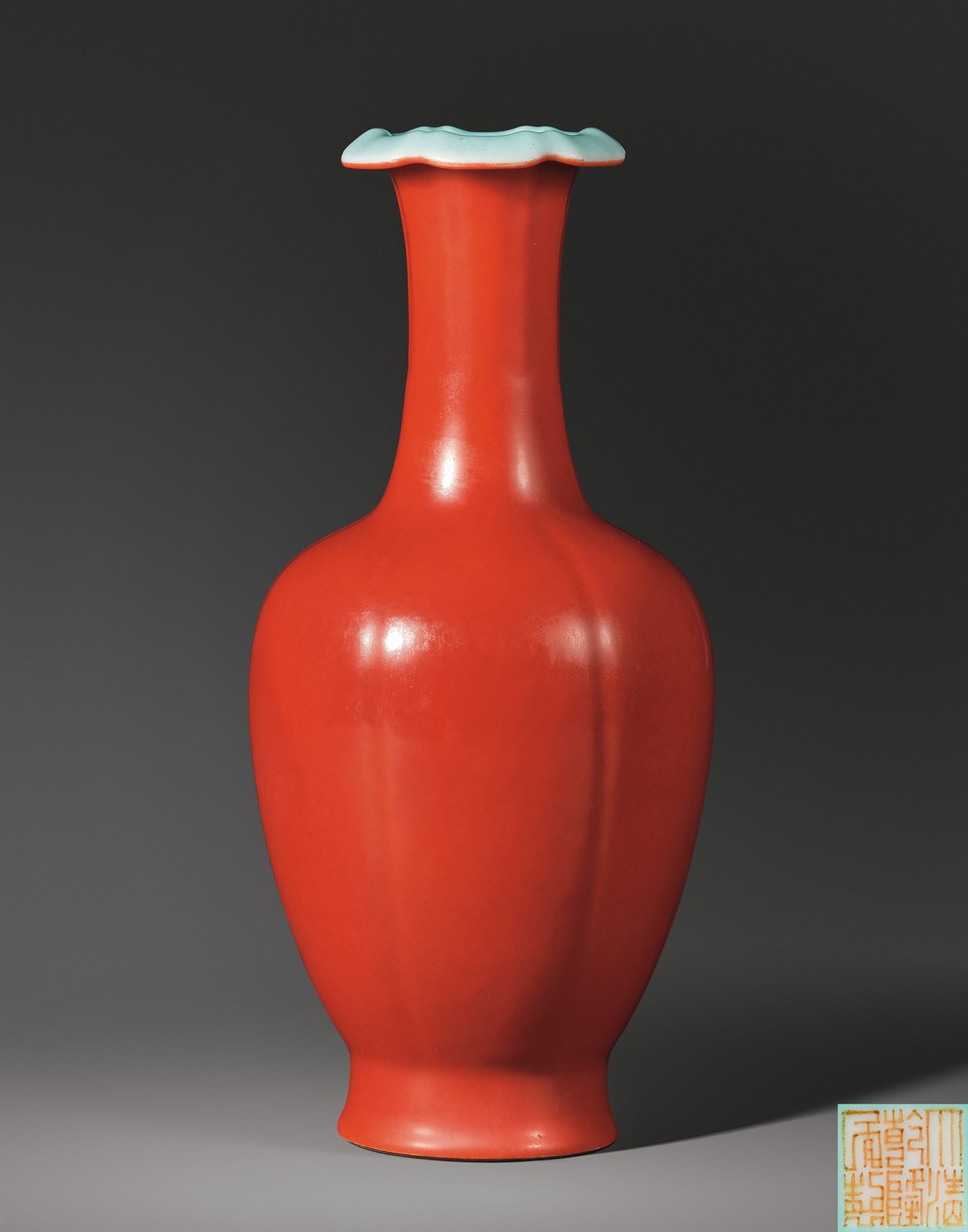珊瑚红釉葵口瓶