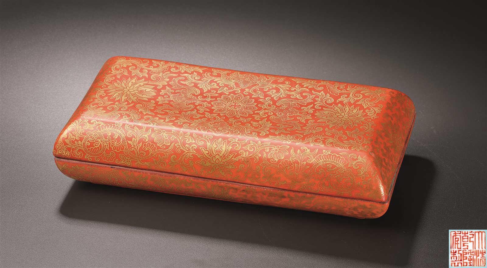 珊瑚红釉描金福寿纹盖盒