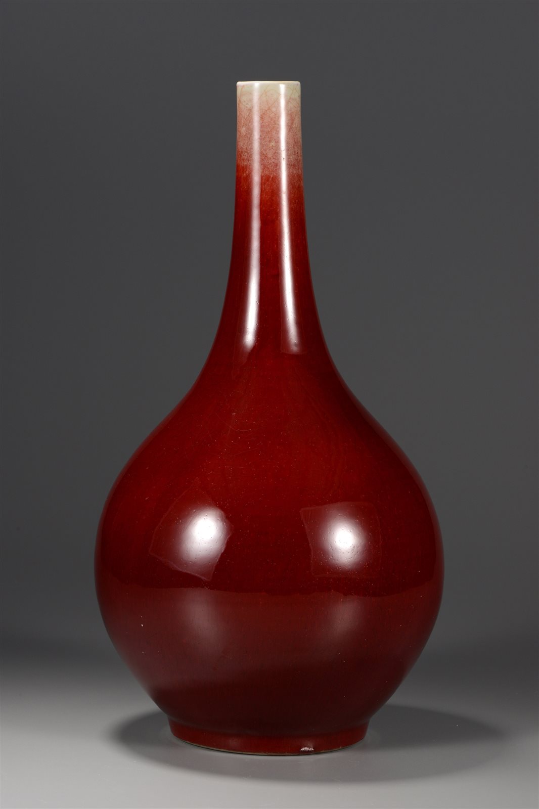 红釉直颈胆瓶