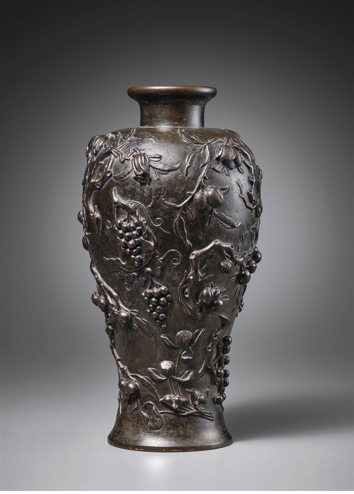 铜浮雕三多瑞果纹梅瓶