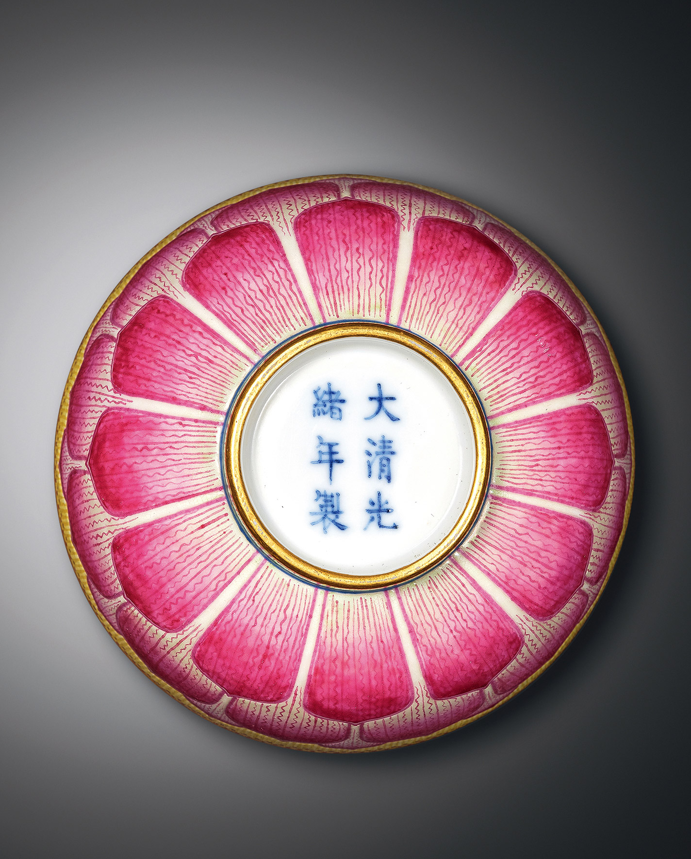 粉彩莲瓣纹盖碗