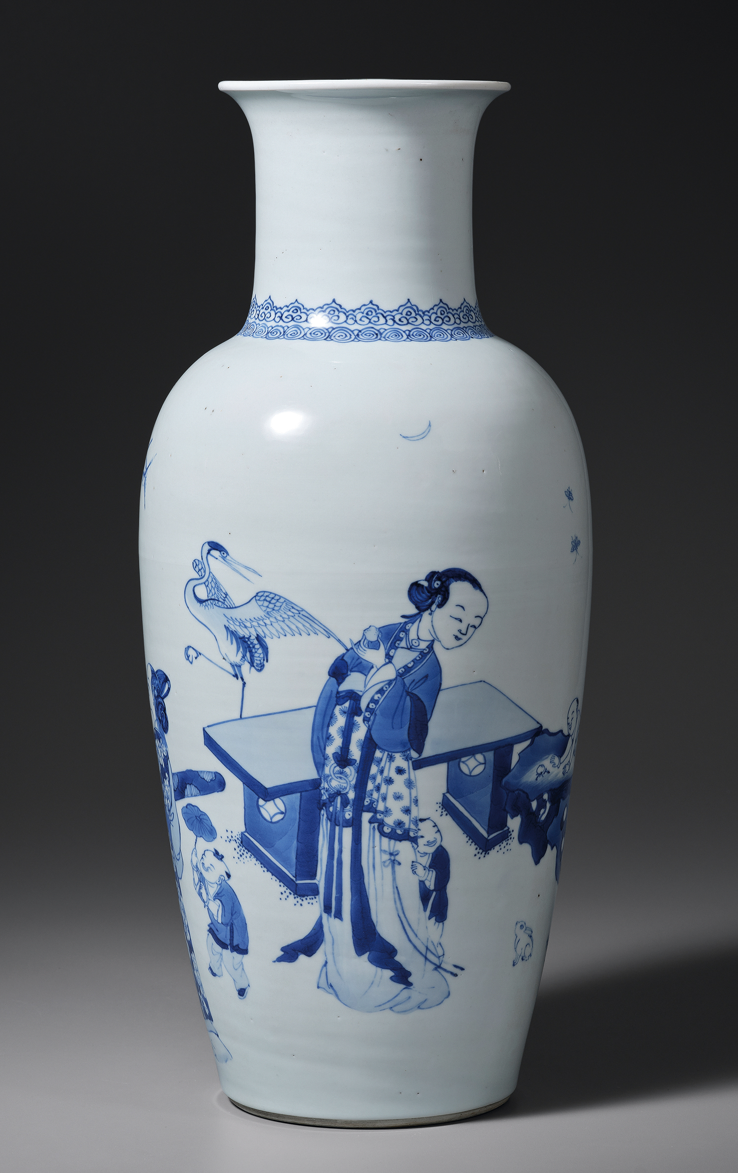 清康熙 青花仕女婴戏图观音瓶