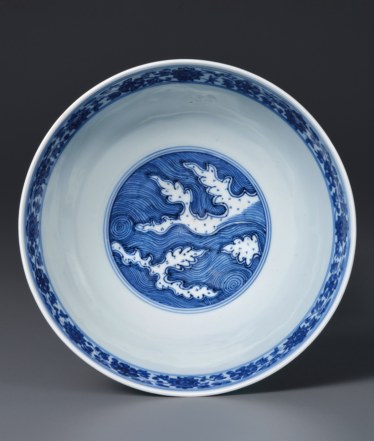 明万历 青花海浪缠枝杂卉纹碗