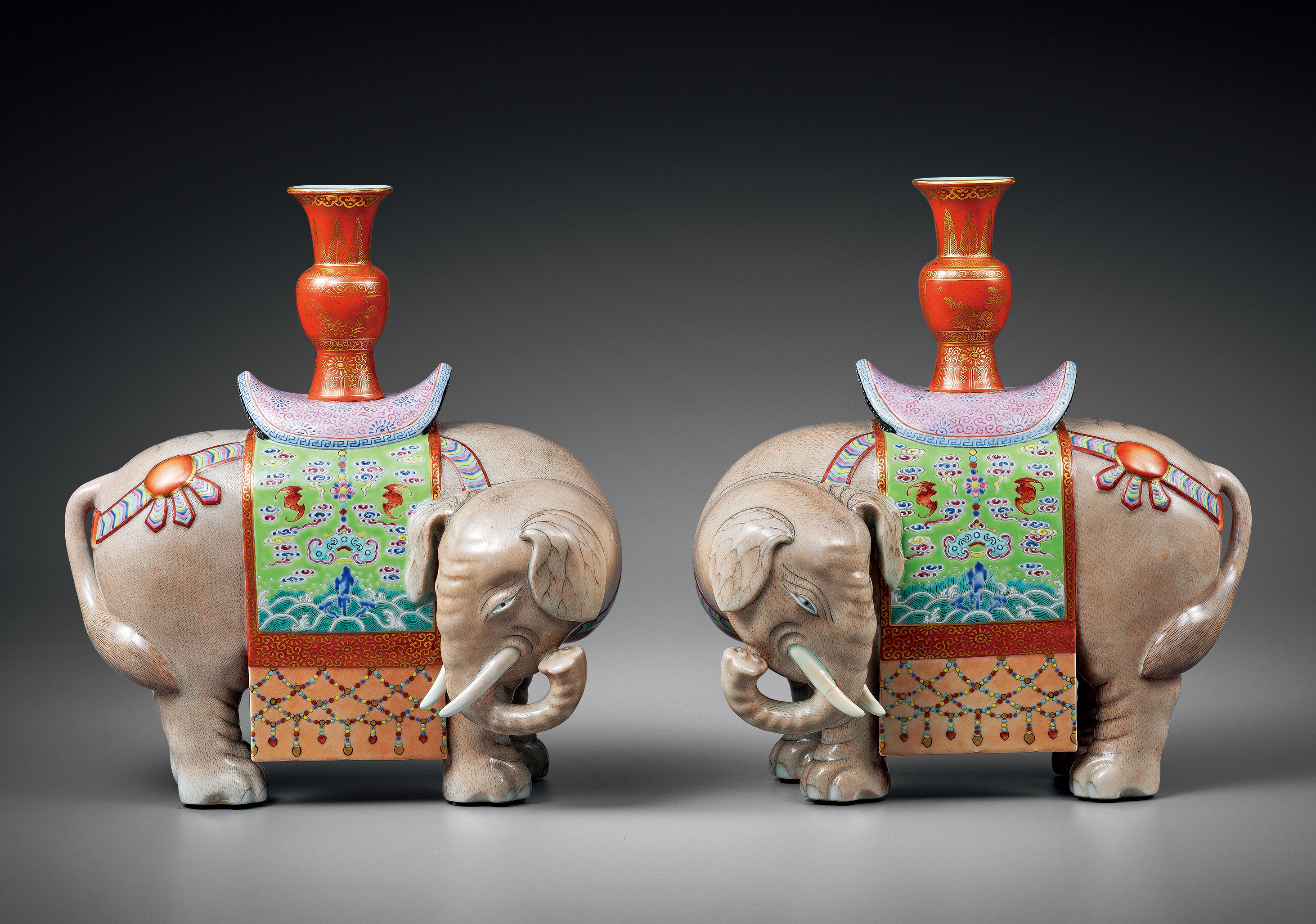 清乾隆 粉彩太平有象花插一对