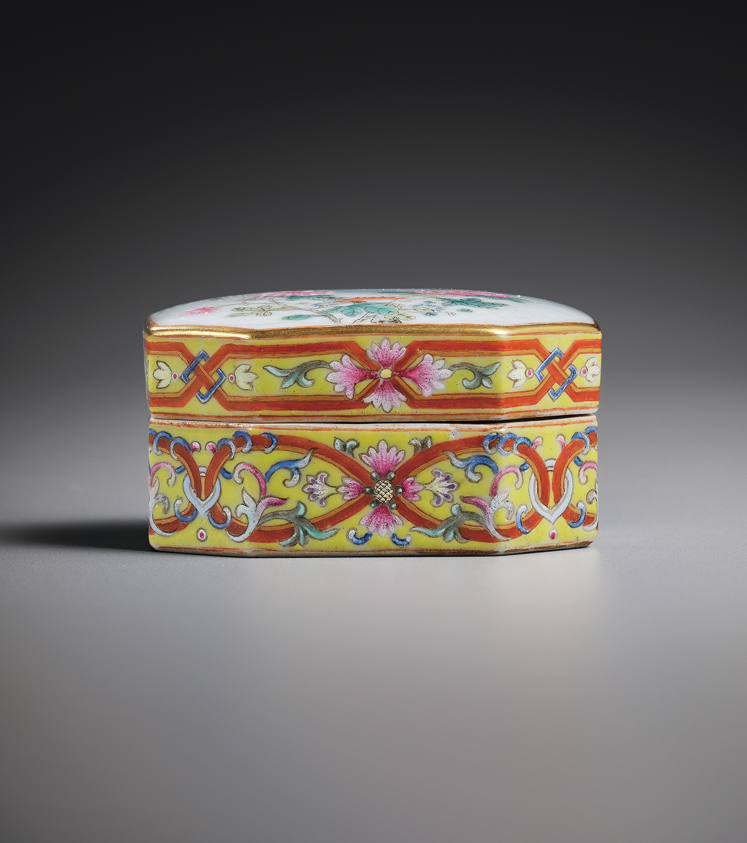 清乾隆 黄地洋彩描金花卉“三秋图”八方盖盒
