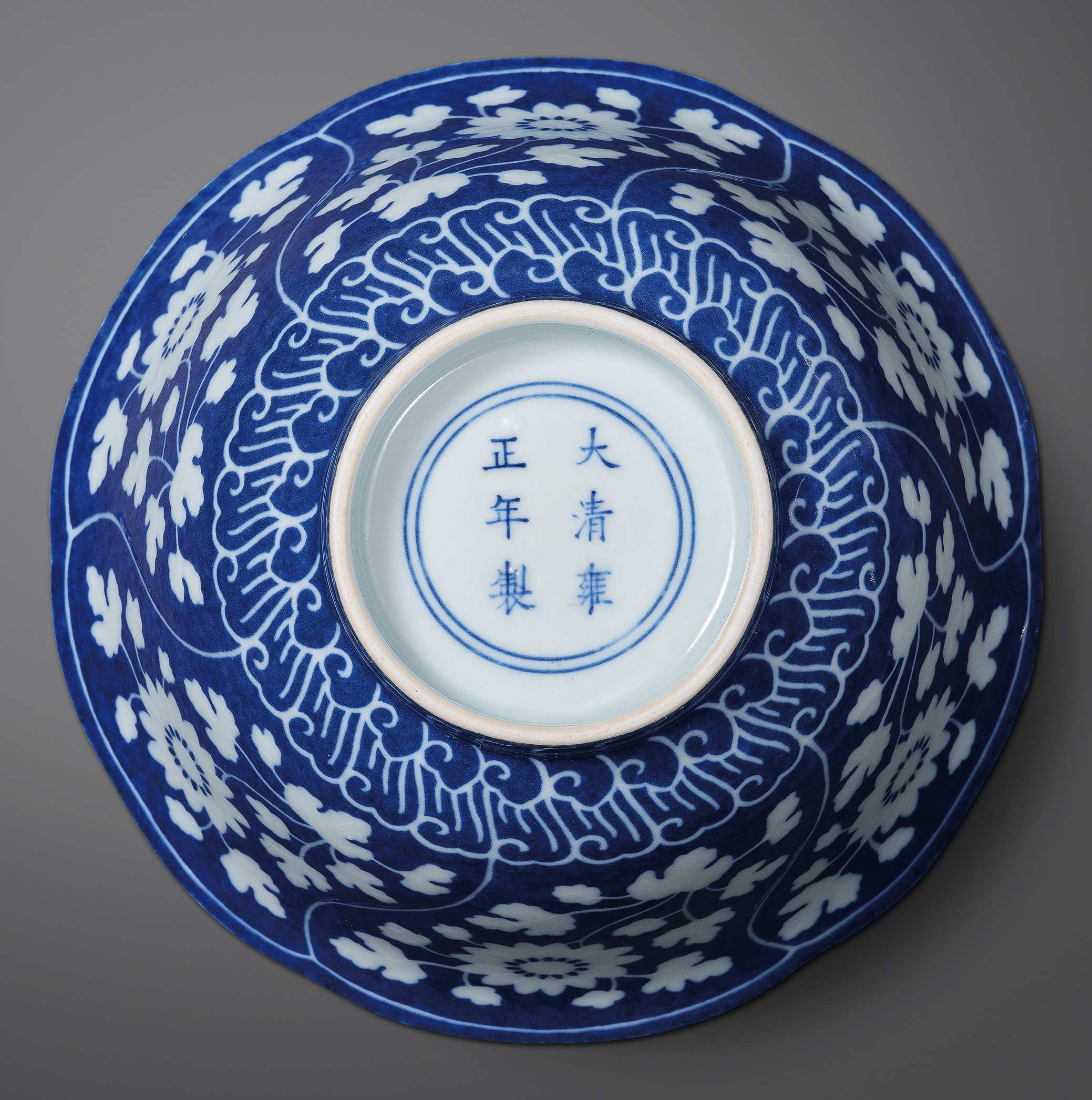 清雍正 洒蓝地留白沥粉缠枝花卉纹葵口碗