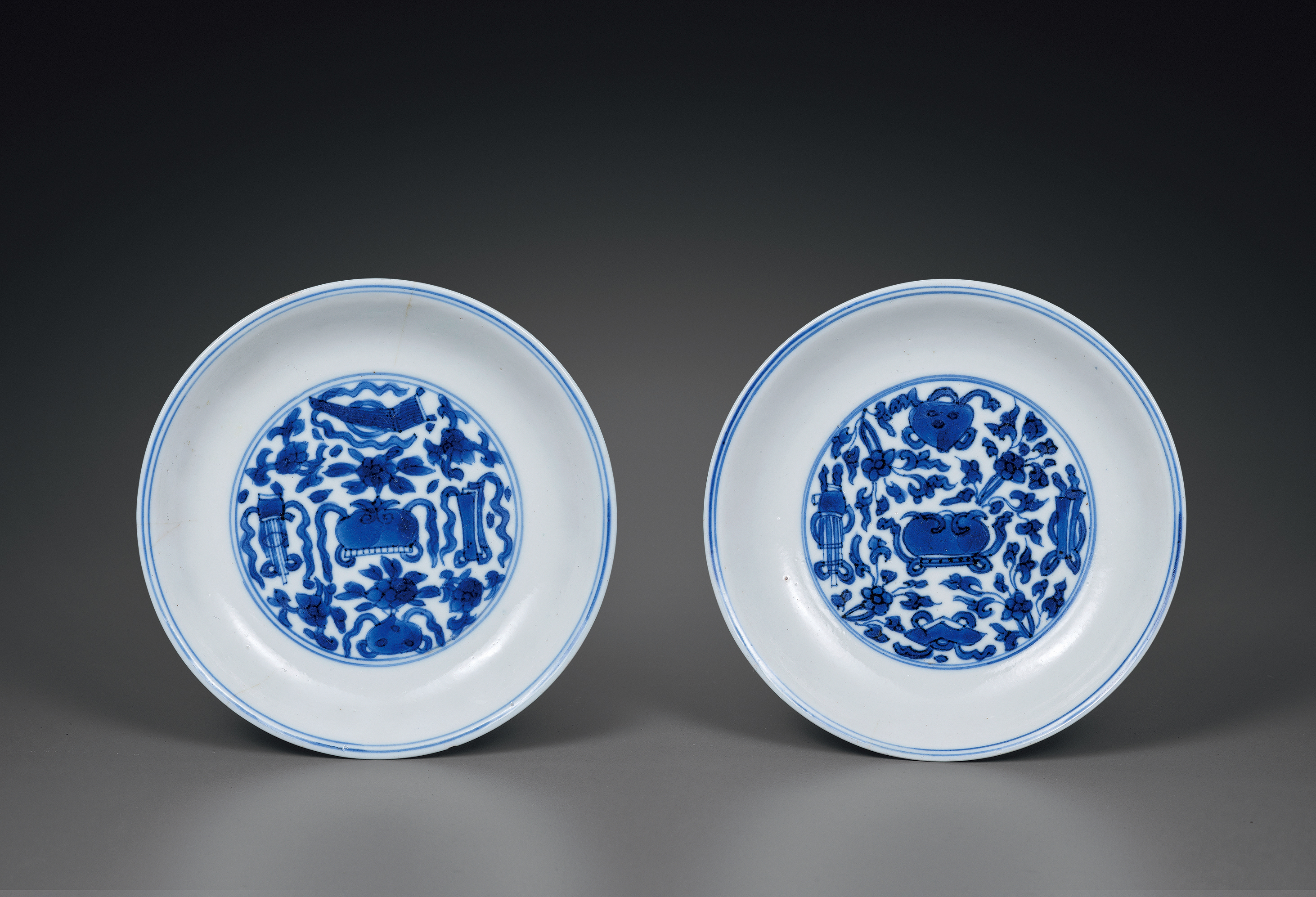 清康熙 青花杂宝纹小盘一对