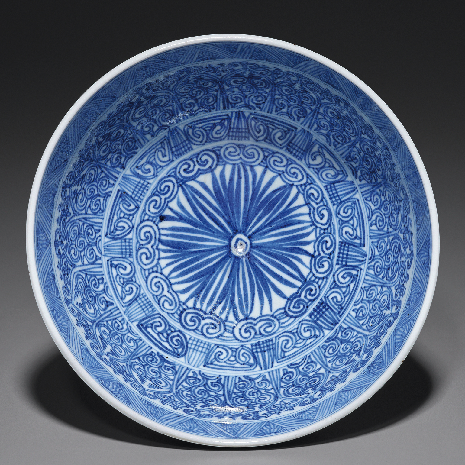 清康熙 青花莲瓣卷草纹莲子碗