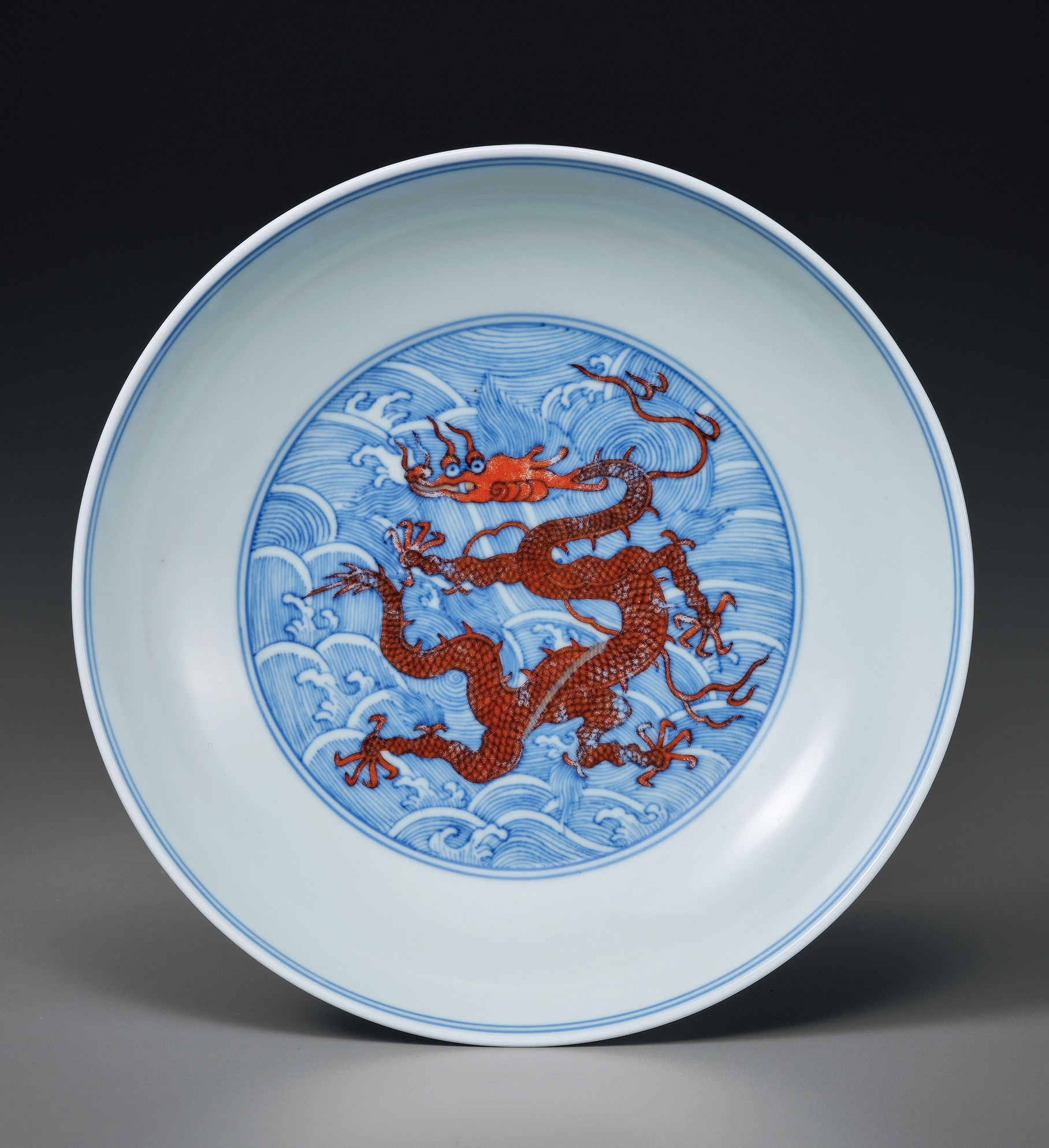 清乾隆 青花矾红海浪云龙纹盘