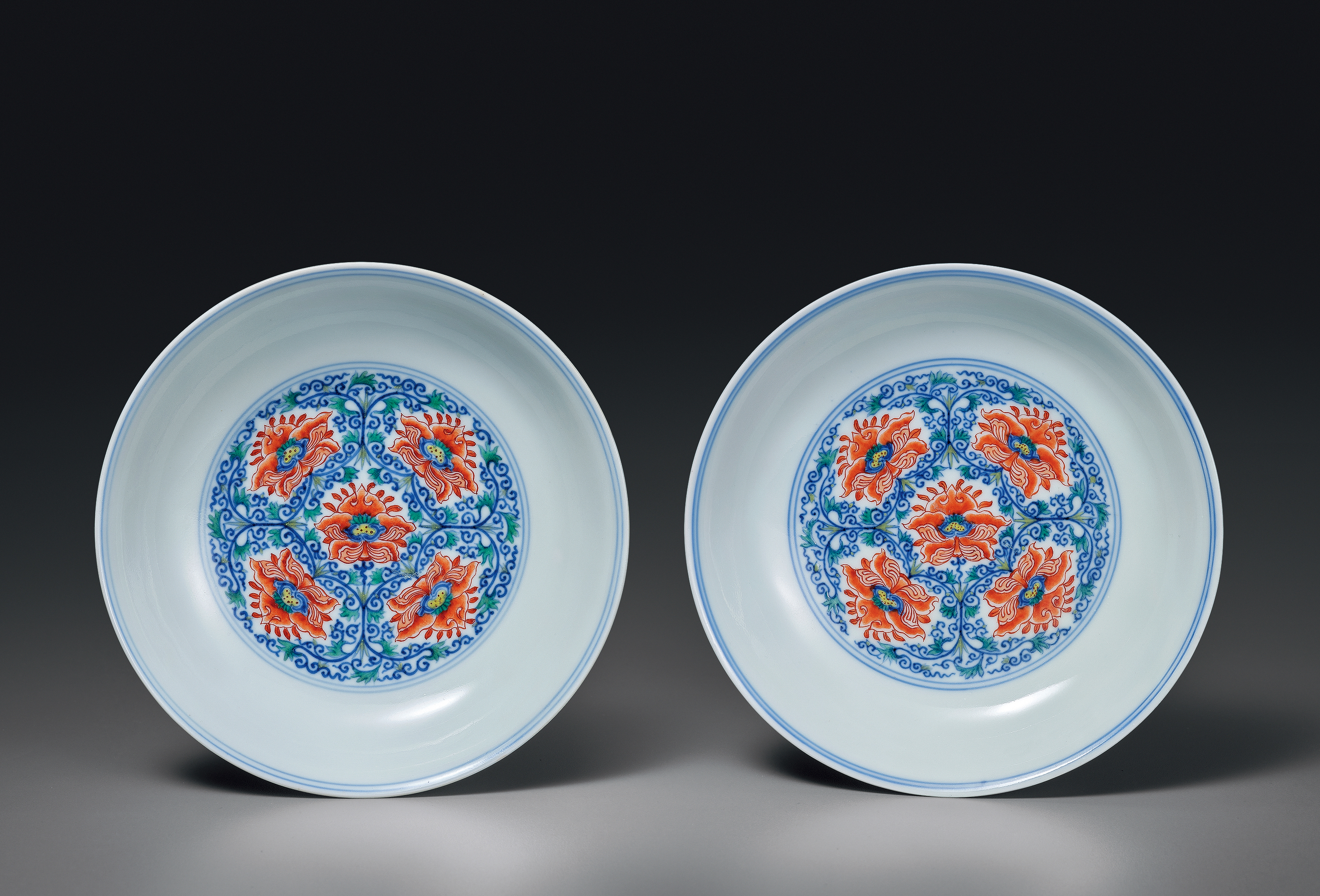 清雍正 斗彩矾红缠枝西番莲纹盘一对