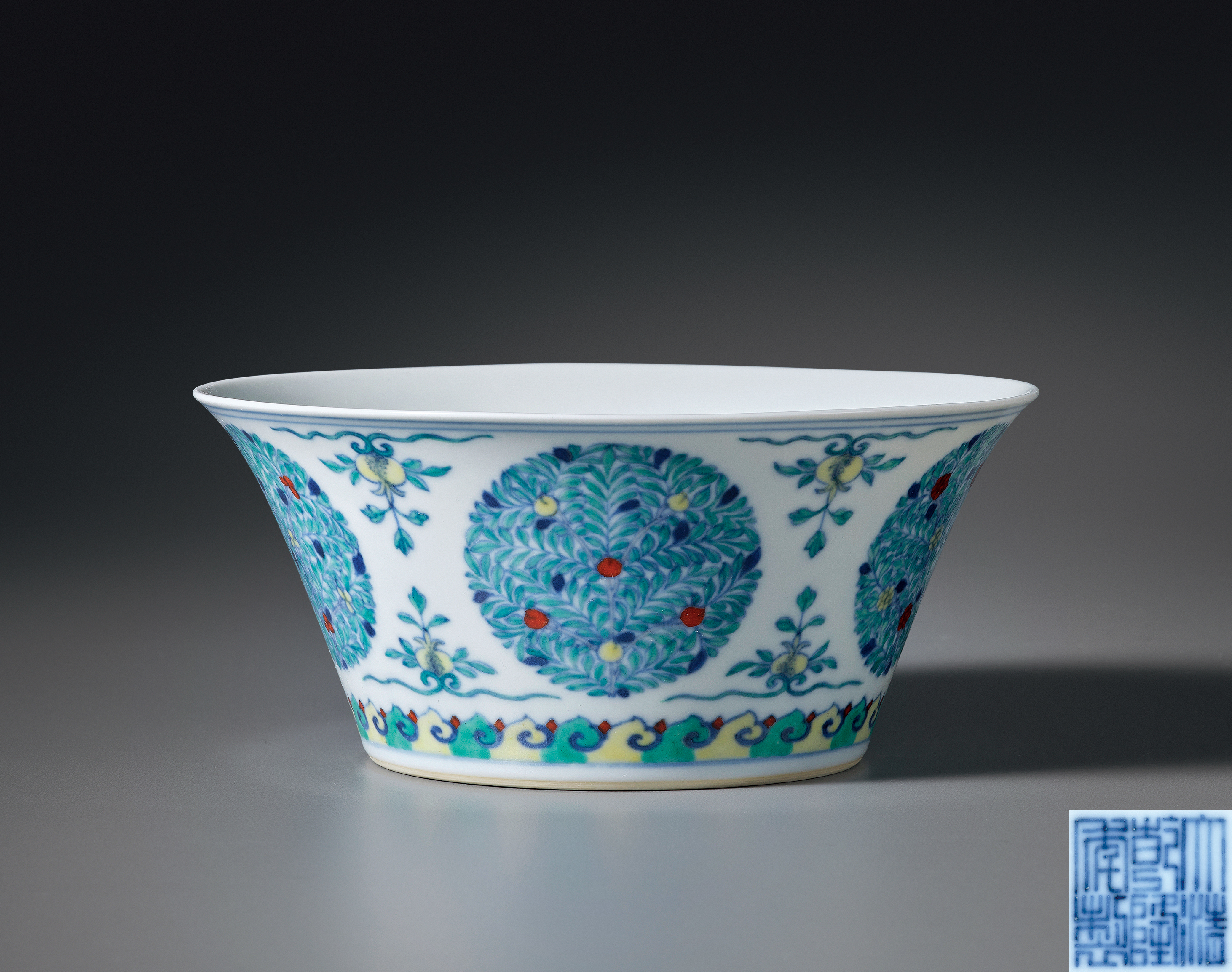 清乾隆 斗彩团花纹马蹄碗